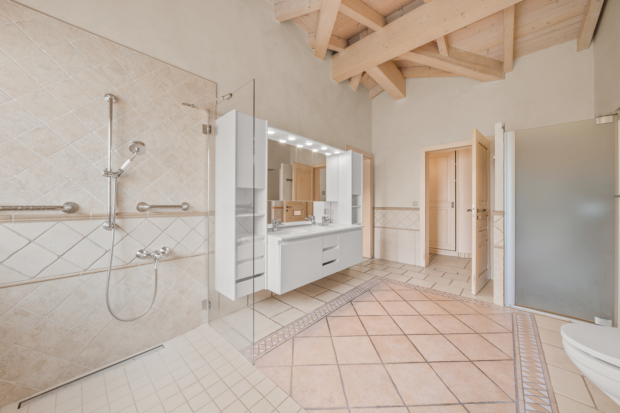 Interior view 11