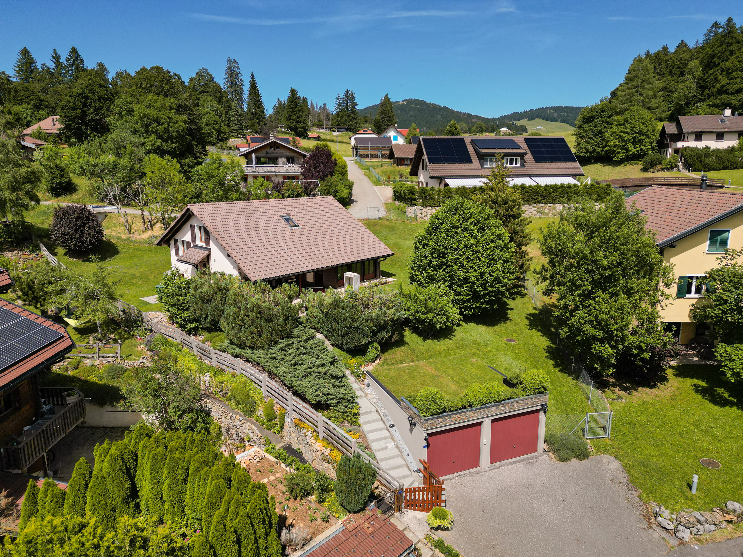 Photo drone montrant la propriété et ses garages