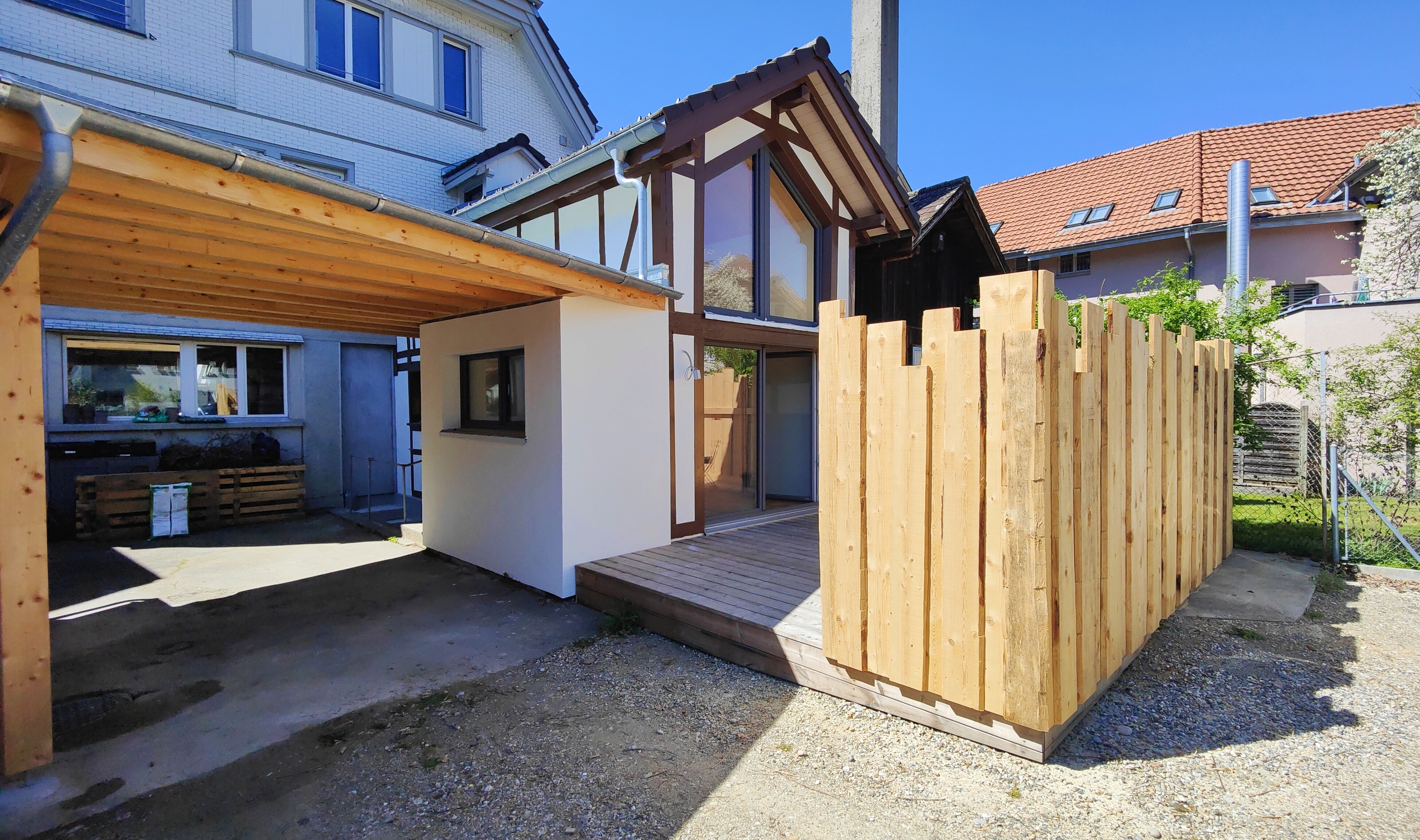 Carport links, rechts Terrasse Carport links, rechts Terrasse