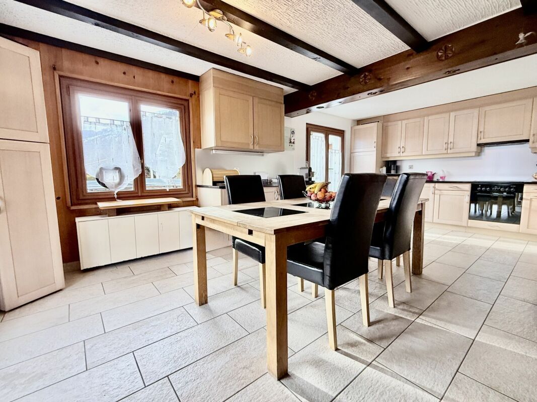 Cuisine ouverte sur coin à manger