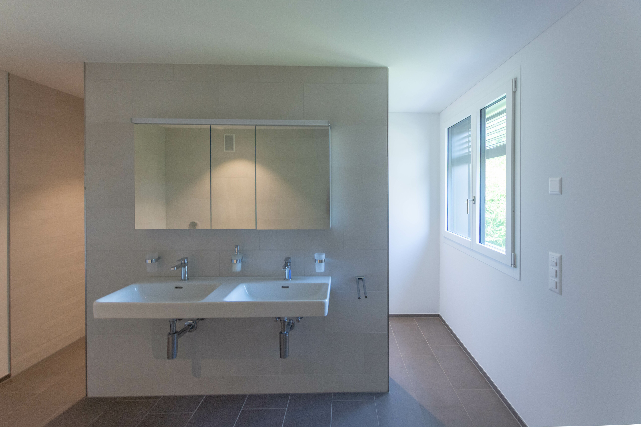 Grosses Badezimmer mit Dusche und Wanne