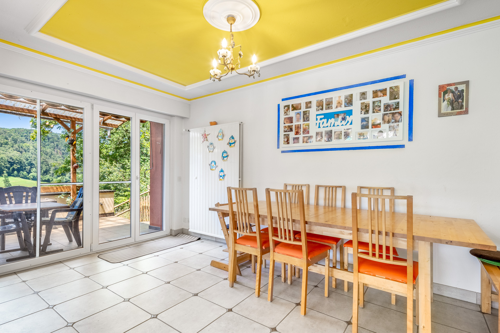 Essbereich OG mit direktem Ausgang auf den gedeckten Sitzplatz mit Aussencheminée