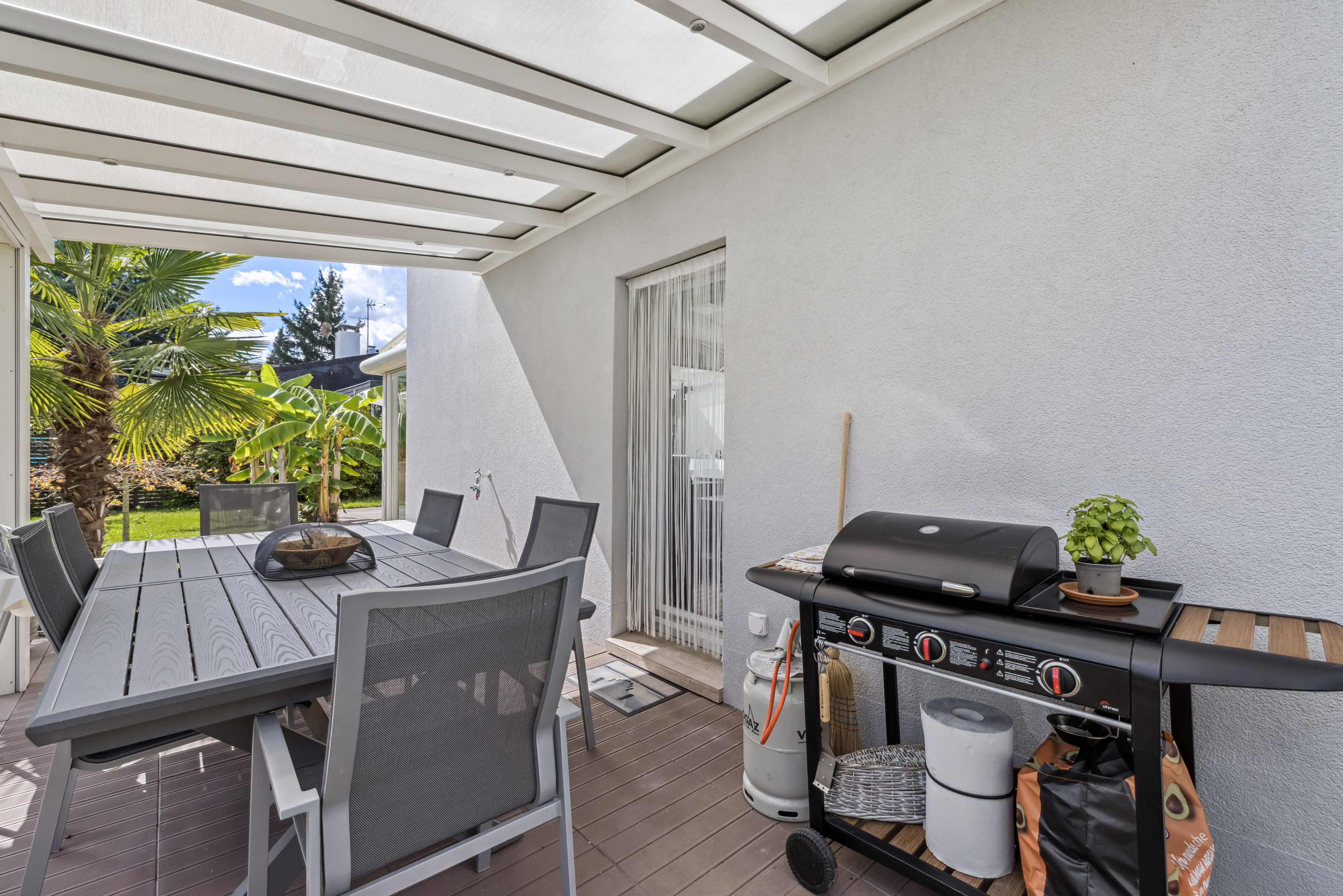 2ème terrasse extérieure avec pergola et stores latéraux