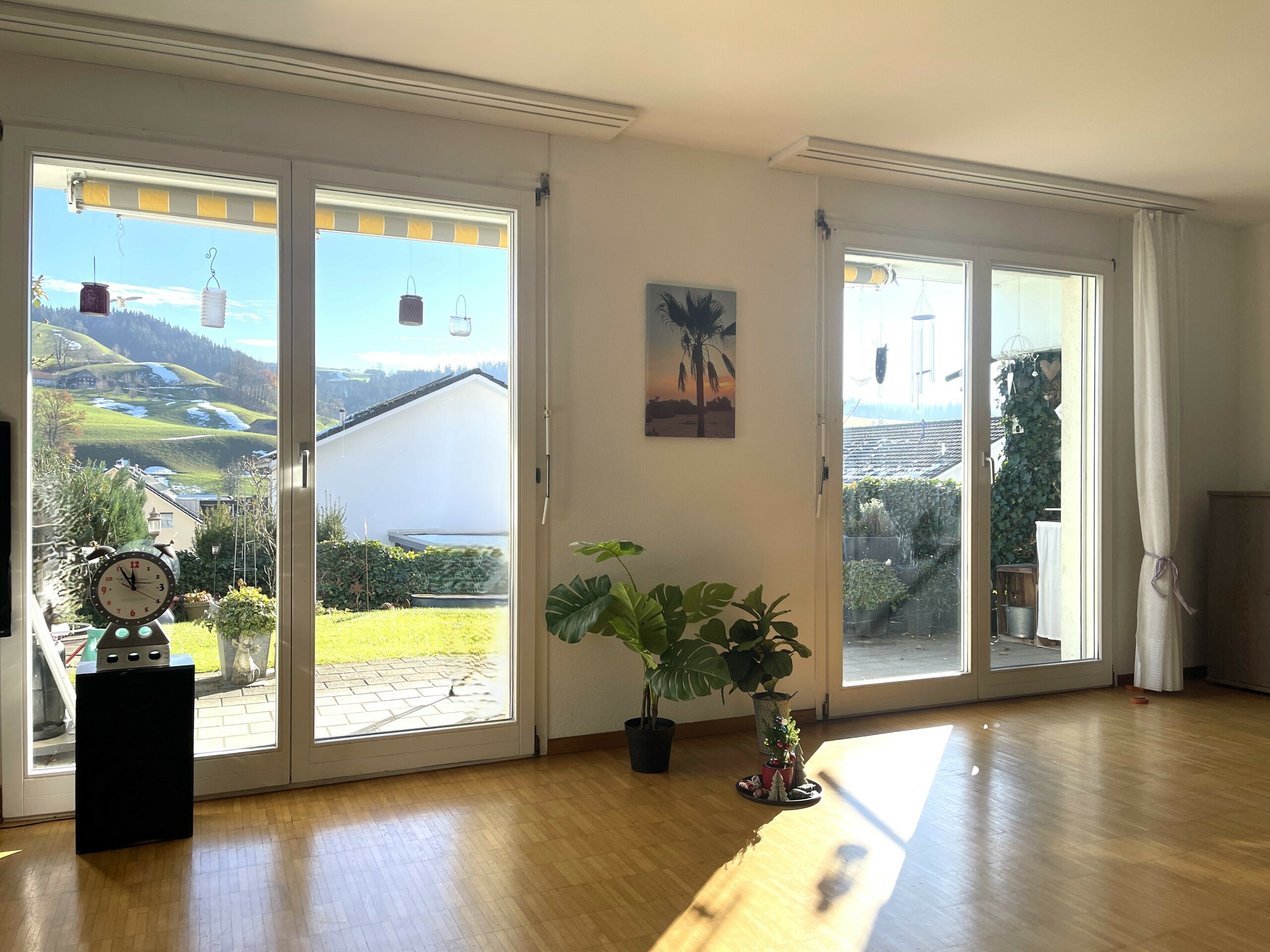 Wohnzimmer mit Zutritt in den Garten