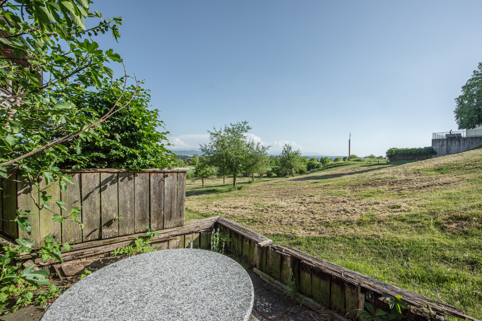 Der untere Teil des Gartensitzplatzes, total ca. 70 m2. Der untere Teil des Gartensitzplatzes, total ca. 70 m2.
