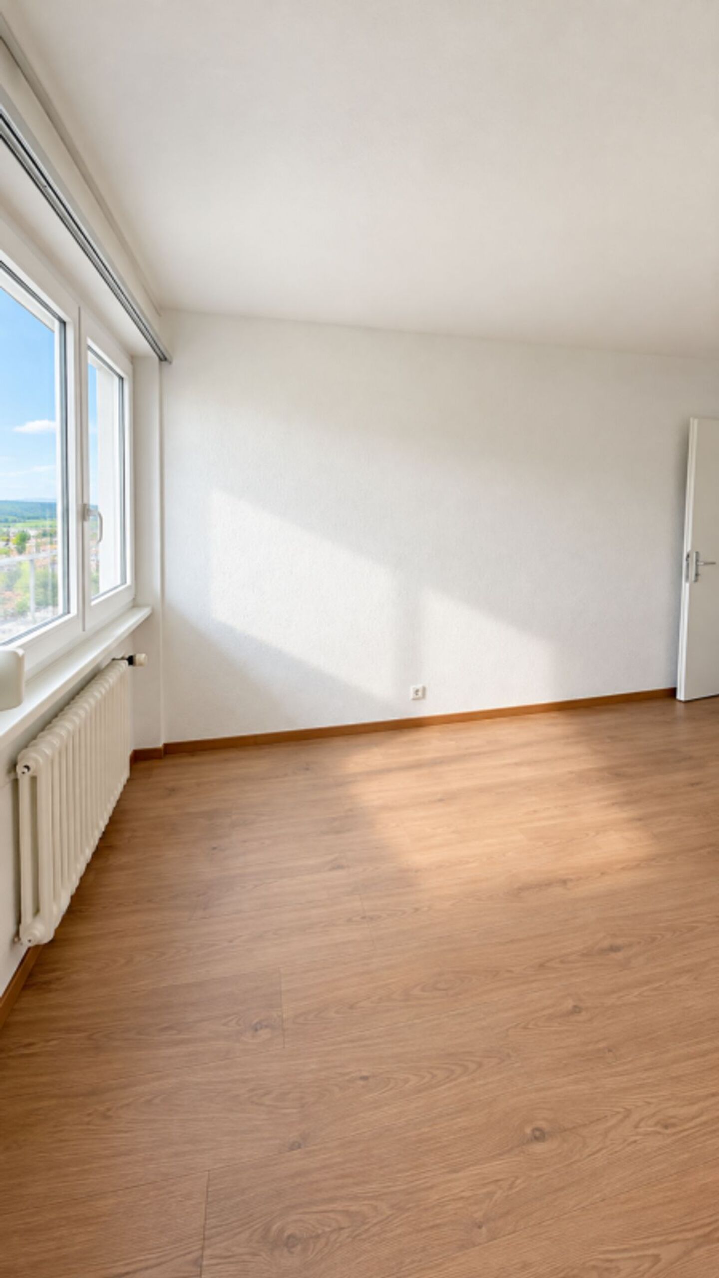 Nouveau 1 / 13 Appartement Appartement de 3 pièces en location à La Chaux-de-Fonds CHF 1'000.-/mois + ch. Rue De L'arc-En-Ciel 30, 2300 La Chaux-de-Fonds Immédiatement Magnifique 3.0 pièces avec 2 balcons, dont un très spacieux, et vue panoramique Un appartement lumineux avec deux balcons et une vue exceptionnelle ! Découvrez ce bel appartement de 3 pièces, situé dans un quartier calme et agréable de La Chaux-de-Fonds. L'appartement séduit par ses pièces lumineuses, son agencement fonctionnel et surtout par ses deux balcons, dont un particulièrement spacieux, offrant un magnifique espace extérieur pour profiter du soleil et d'une superbe vue dégagée sur la ville et les collines environnantes. Les points forts de l'appartementDeux balcons, dont un très grand : Idéal pour aménager un espace détente, installer une table et des chaises et profiter des beaux jours.Vue panoramique : Magnifique vue dégagée sur la ville et les paysages verdoyants.Salon lumineux : Agréable espace de vie avec beaucoup de lumière naturelle.Deux chambres : Confortables et faciles à aménager.Cuisine équipée : Avec meubles de rangement et appareils électroménagers.Armoires encastrées : Espaces de rangement...