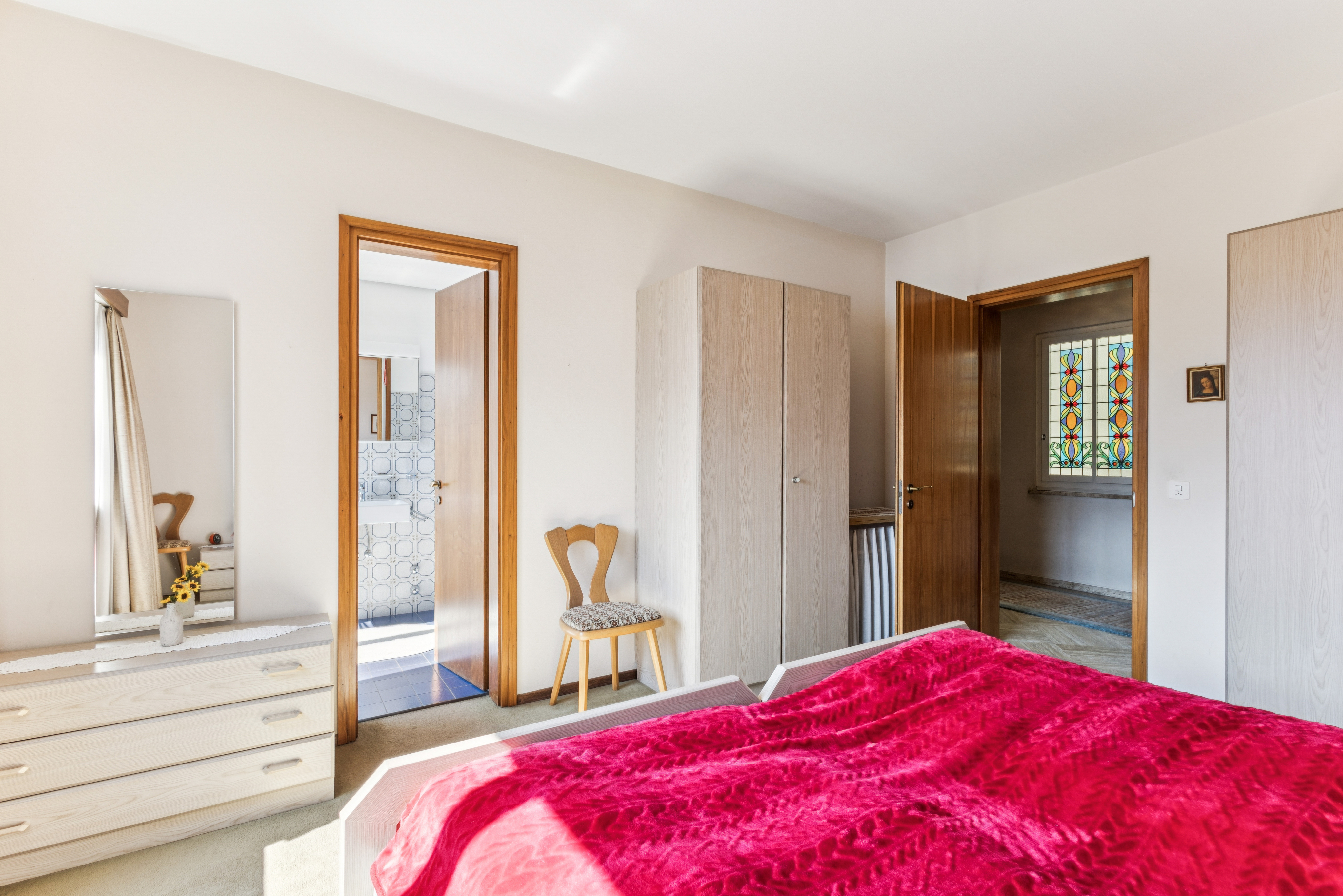 Camera da letto con ampio bagno privato e finestra sul lago