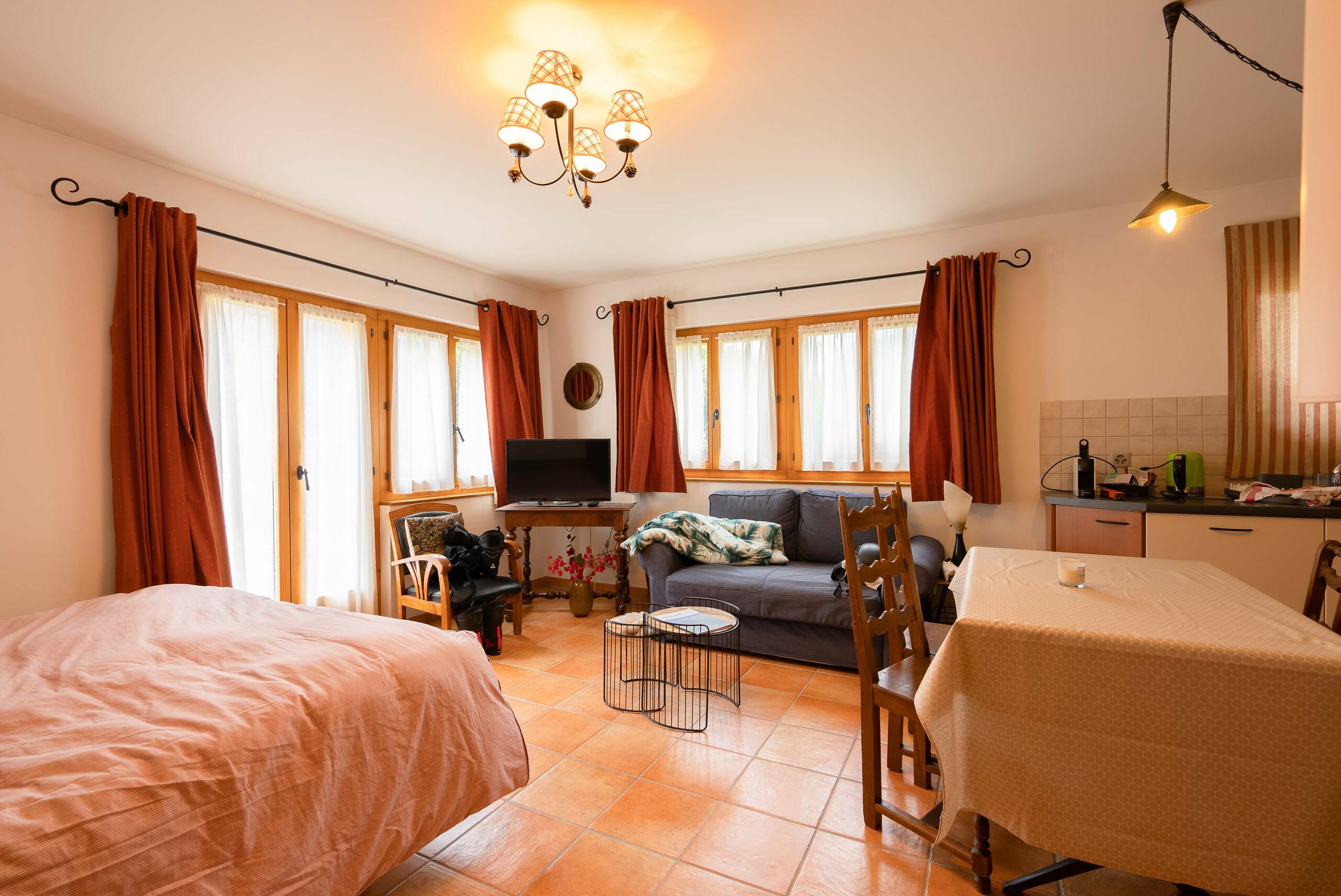 Vue intérieure chambre lumineuse avec lit double – Chalet La Tsombe à vendre Verbier