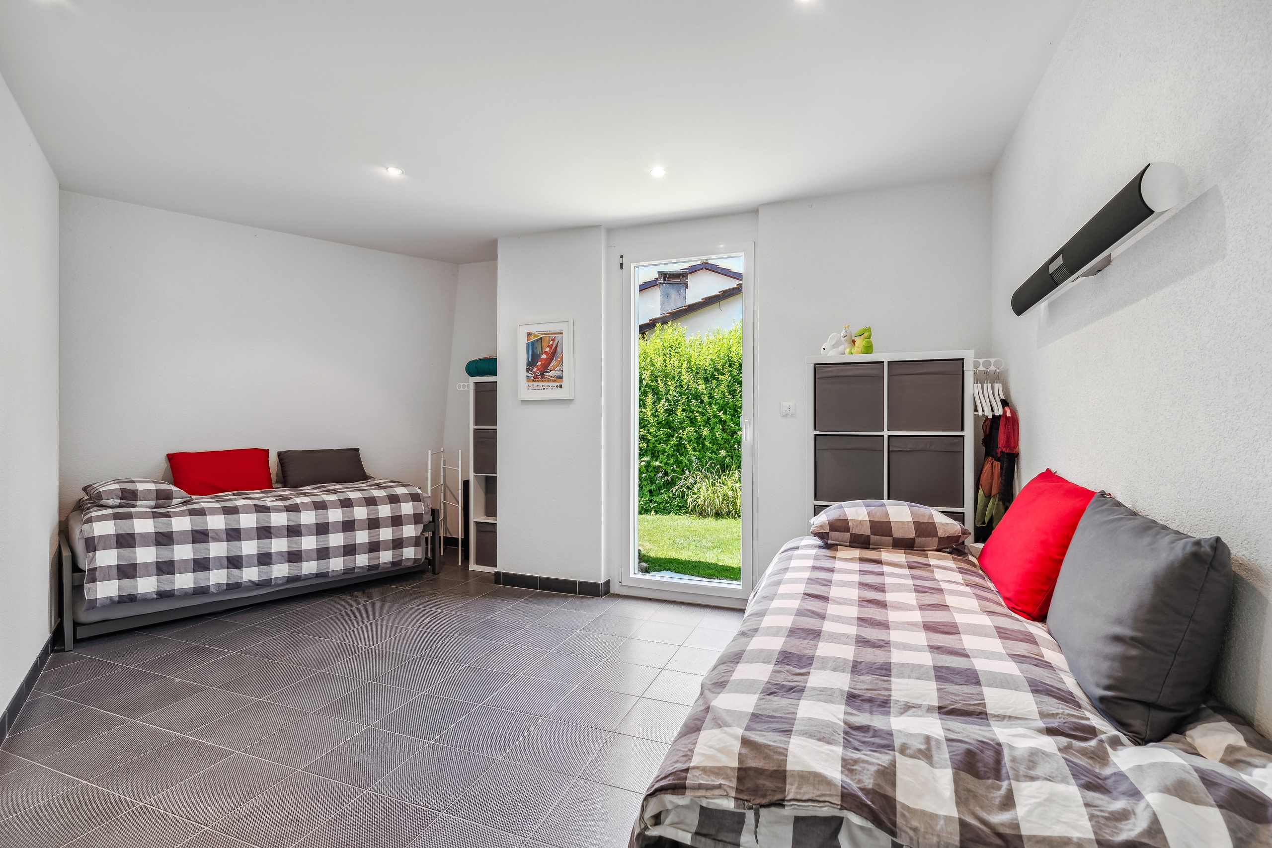 Pièce attenante à la chambre parentale avec accès au jardin Pièce attenante à la chambre parentale avec accès au jardin