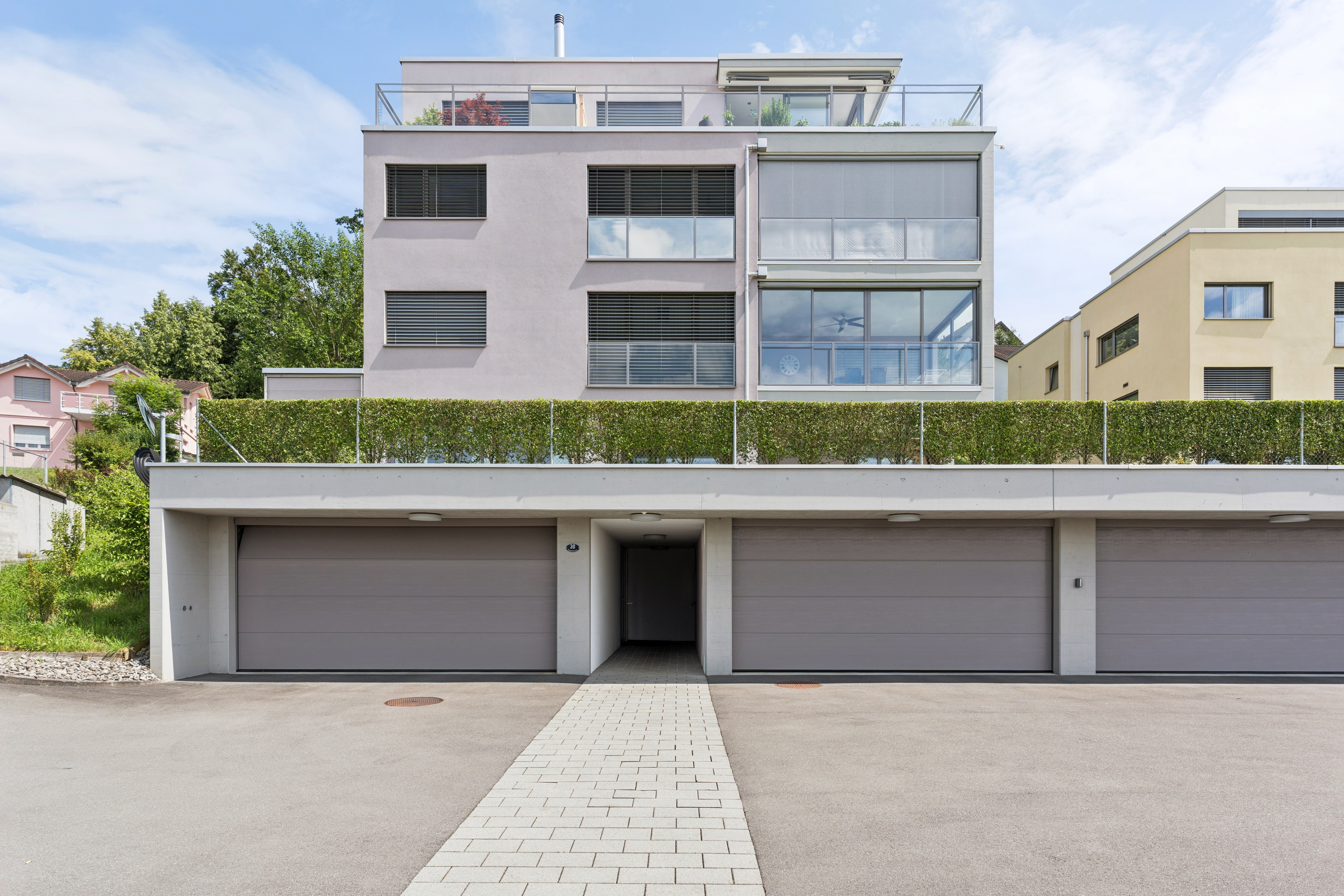 Ein architektonisch gelungenes Mehrfamilienhaus, das mit erstklassiger Bauqualität, nachhaltigen Materialien und einer aussergewöhnlichen Wertigkeit begeistert. Ein architektonisch gelungenes Mehrfamilienhaus, das mit erstklassiger Bauqualität, nachhaltigen Materialien und einer aussergewöhnlichen Wertigkeit begeistert.
