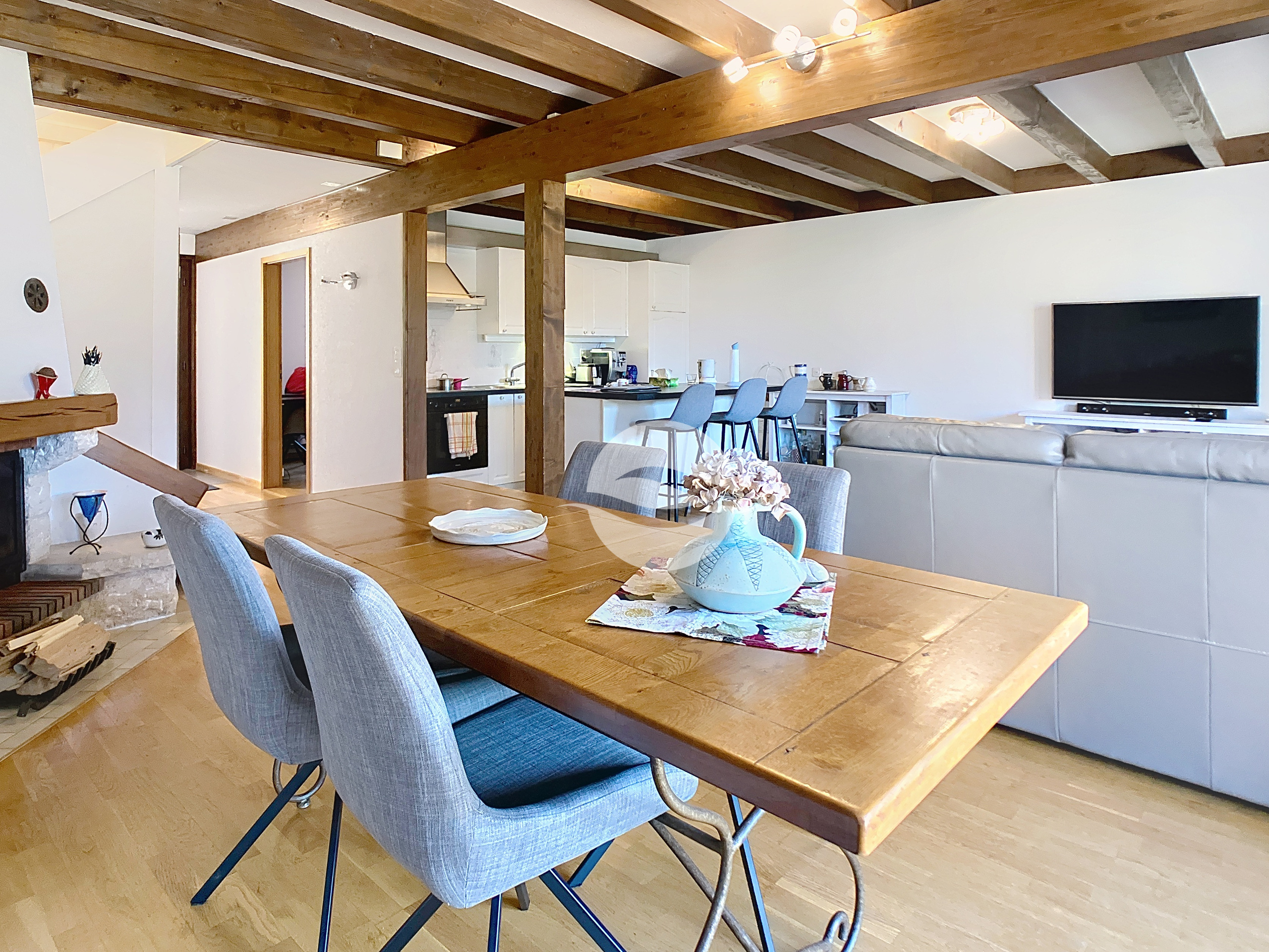 Pièce de vie avec cheminée et accès terrasse et jardin