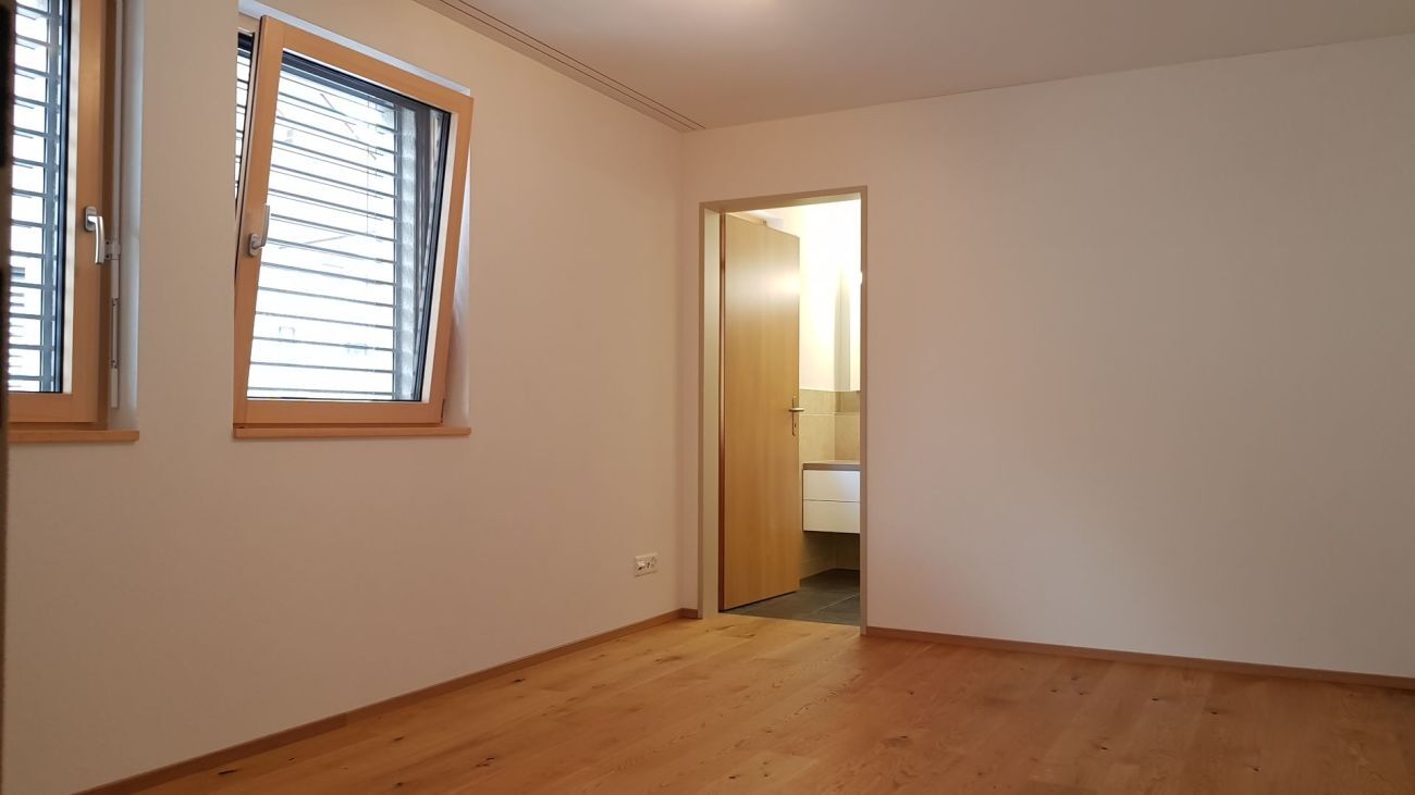 Schlafzimmer mit Zugang zu Nasszelle mit Badewanne Schlafzimmer mit Zugang zu Nasszelle mit Badewanne