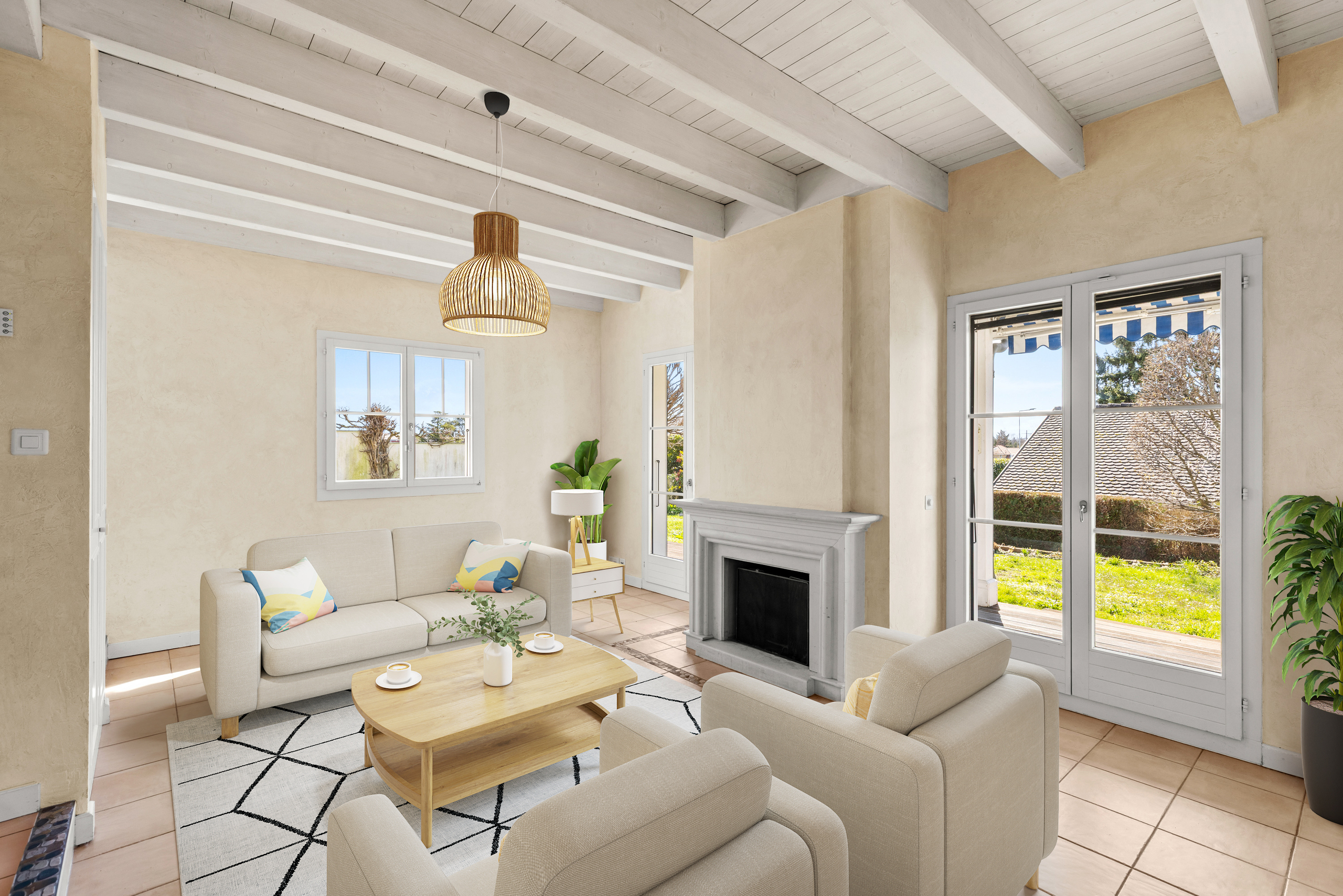 Salon avec cheminée, belle hauteur sous plafond