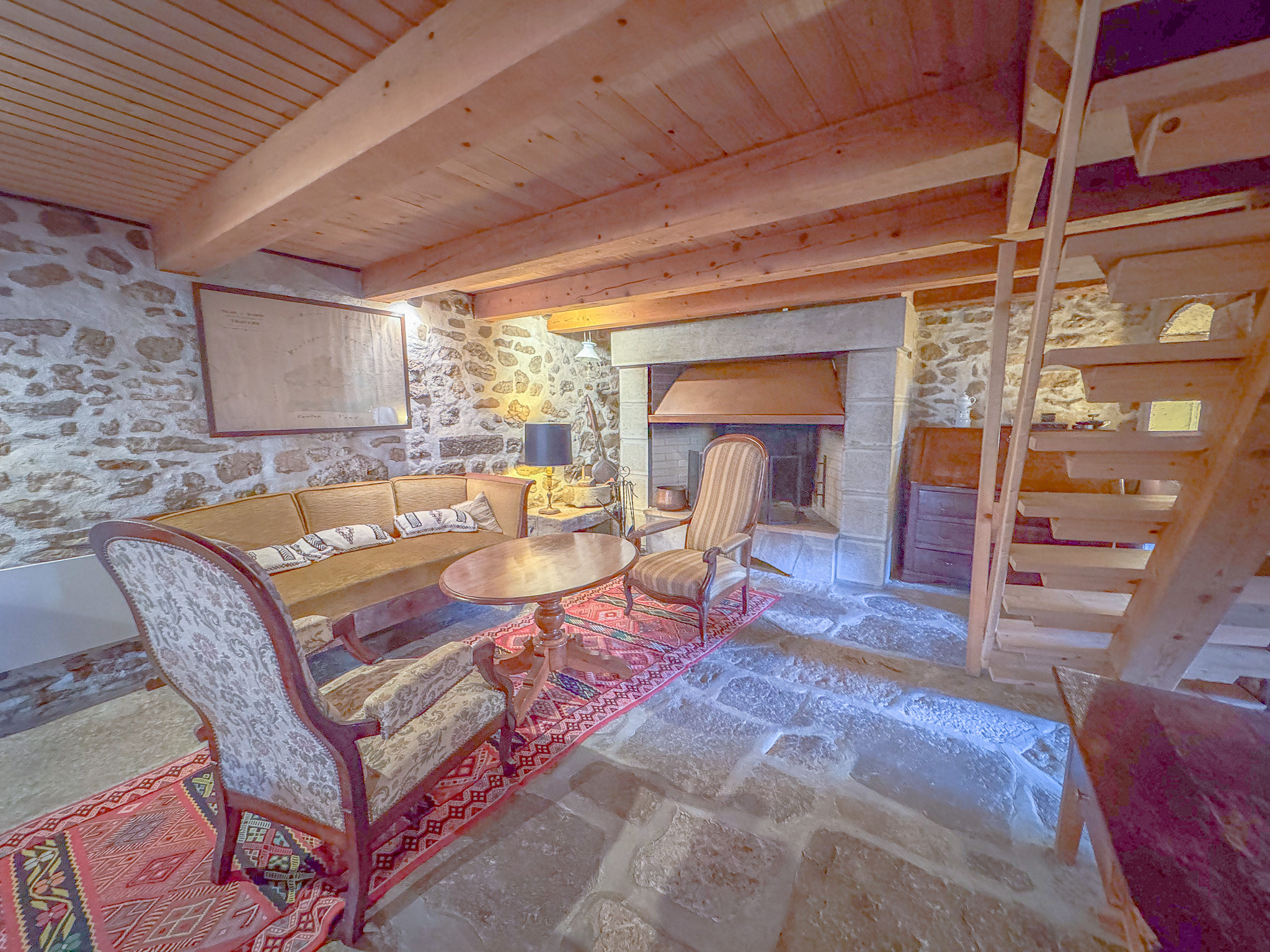 Espace salle à manger/salon offrant un coin cheminée au rez Espace salle à manger/salon offrant un coin cheminée au rez