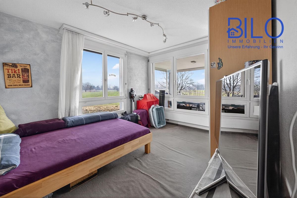 Helles Zimmer mit grossen Fenstern und Blick ins Grüne. Helles Zimmer mit grossen Fenstern und Blick ins Grüne.
