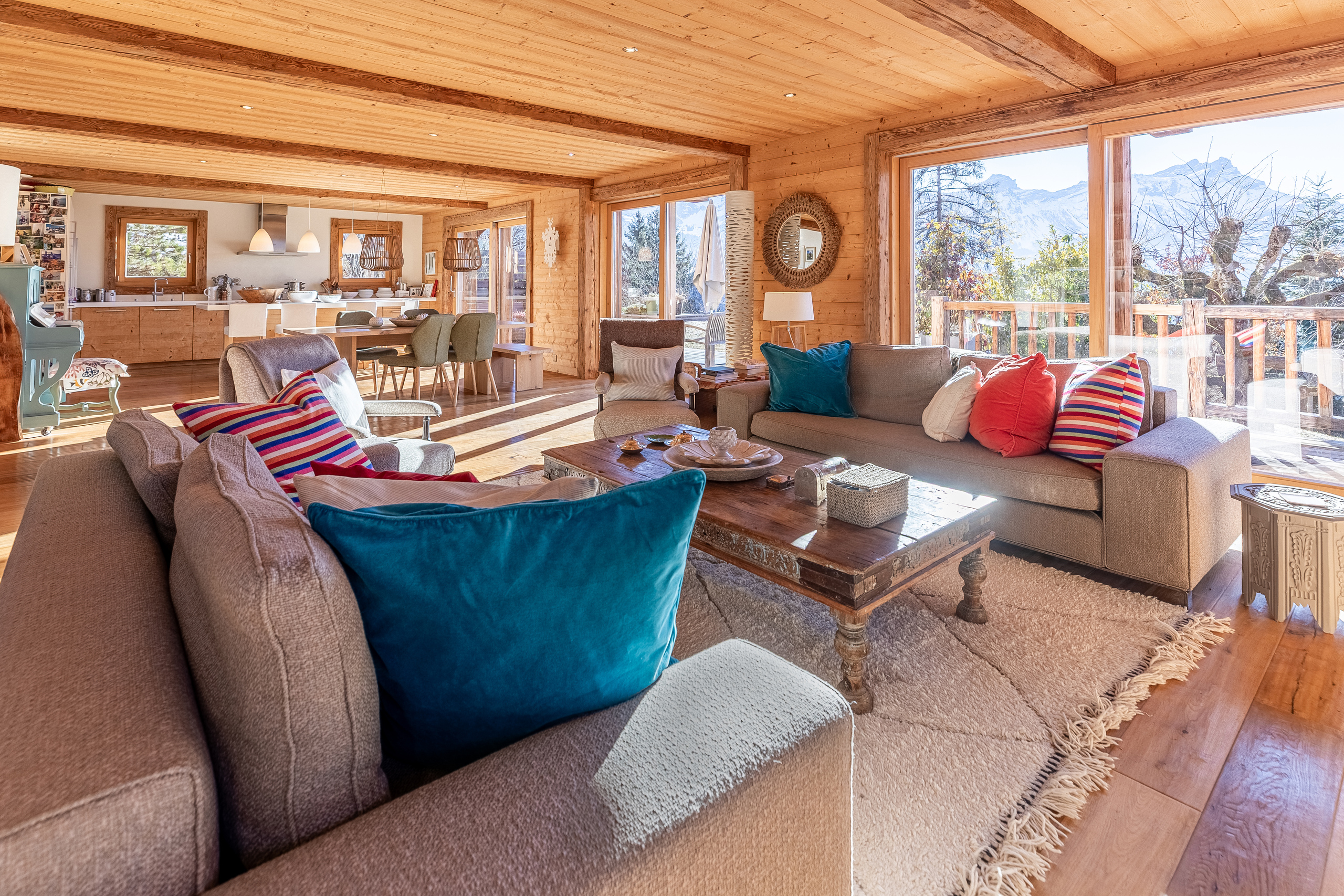 l'intérieur d'une maison avec des plafonds voûtés, de grandes fenêtres et des canapés