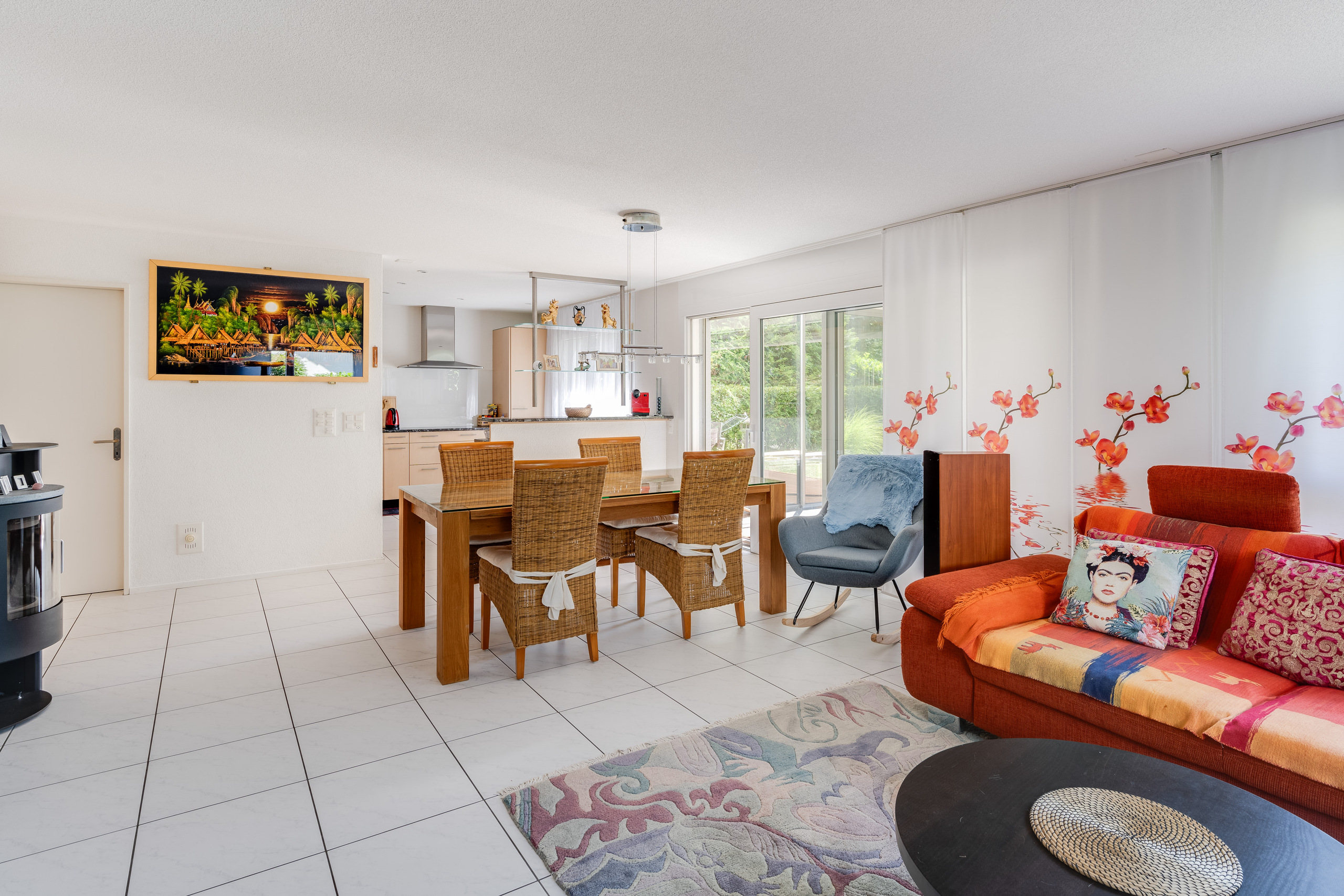 SICHT AUF ESSBEREICH UND KÜCHE SICHT AUF ESSBEREICH UND KÜCHE