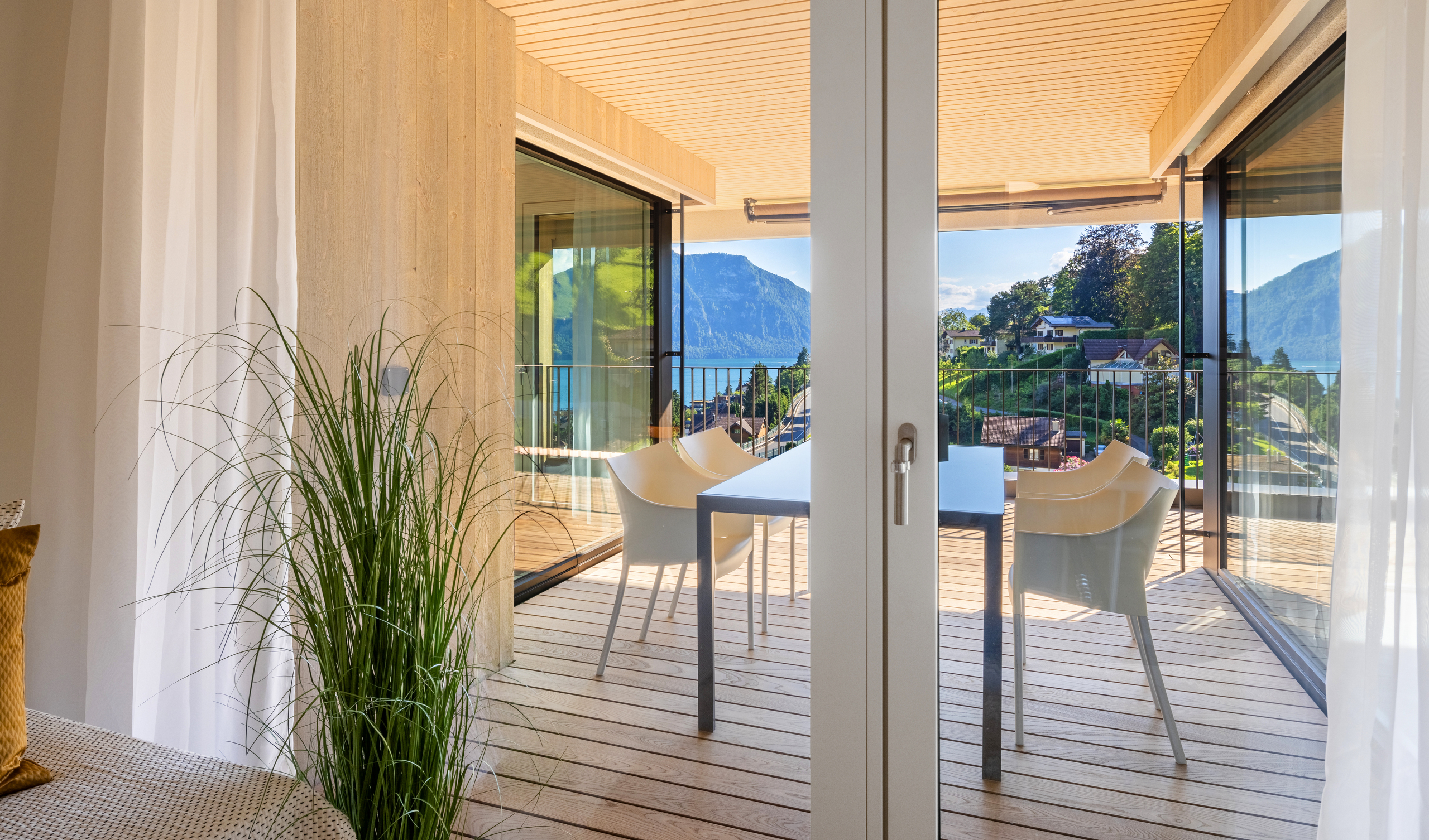 Die über 30 m² grosse, überdachte Loggia ist auch an Regentagen ein gemütlicher Ort zum Verweilen. 