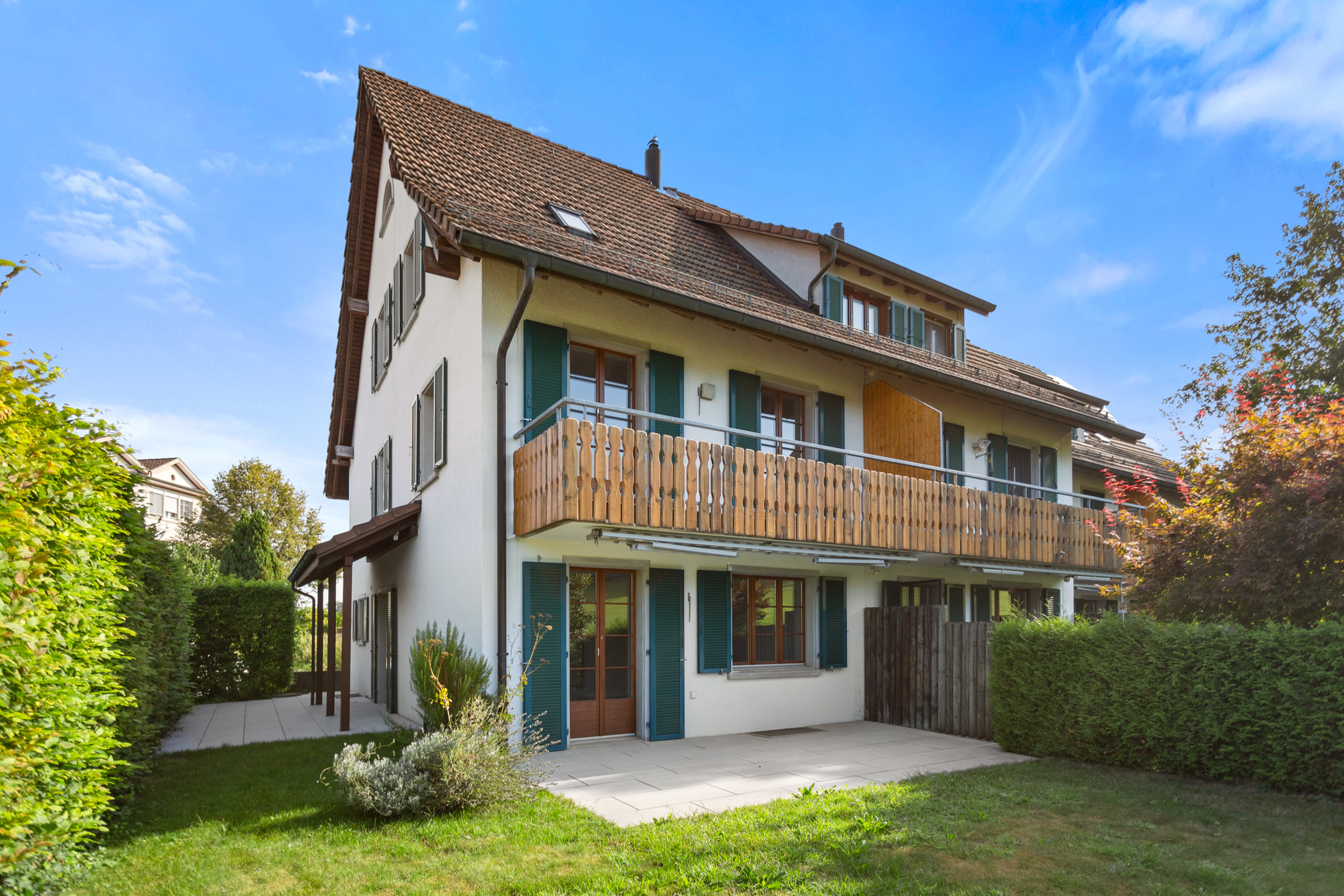 Das charmante Reiheneckhaus überzeugt mit sonnigem Garten, Balkon und traditioneller Architektur. 