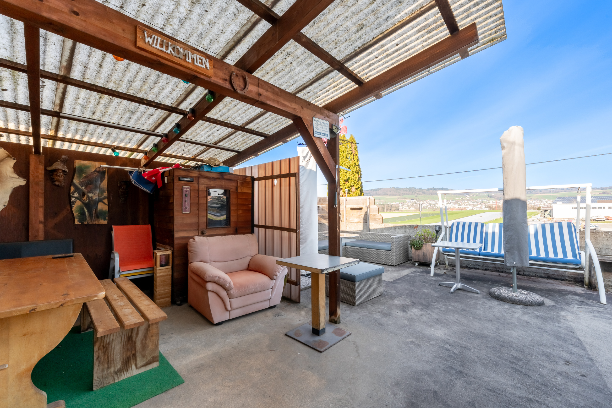 Grosszügige Terrasse mit diversen Nischen Grosszügige Terrasse mit diversen Nischen