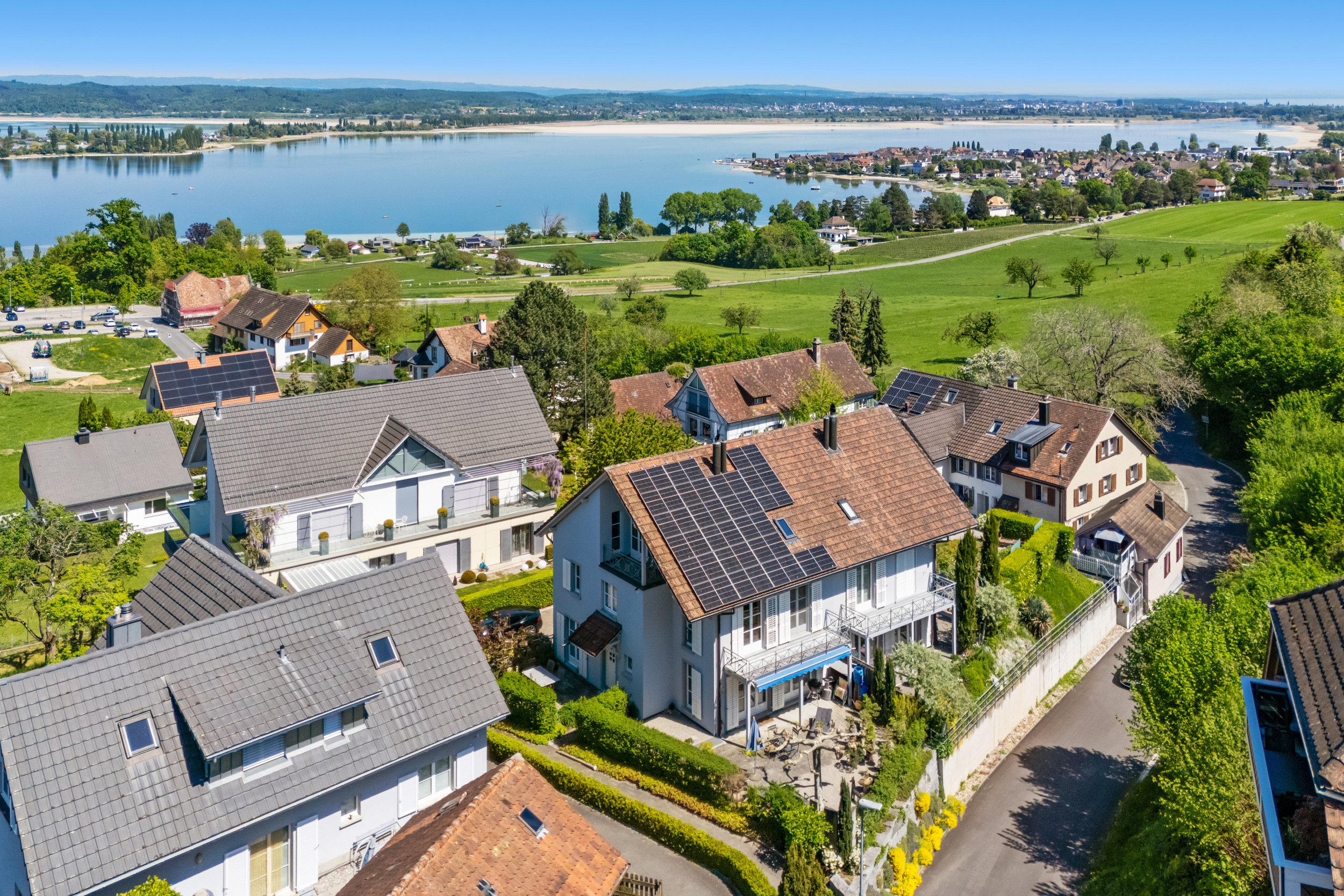 Sonnig, ruhig, mit Blick in die Weite – diese gepflegte Doppelhaushälfte begeistert mit Seesicht.