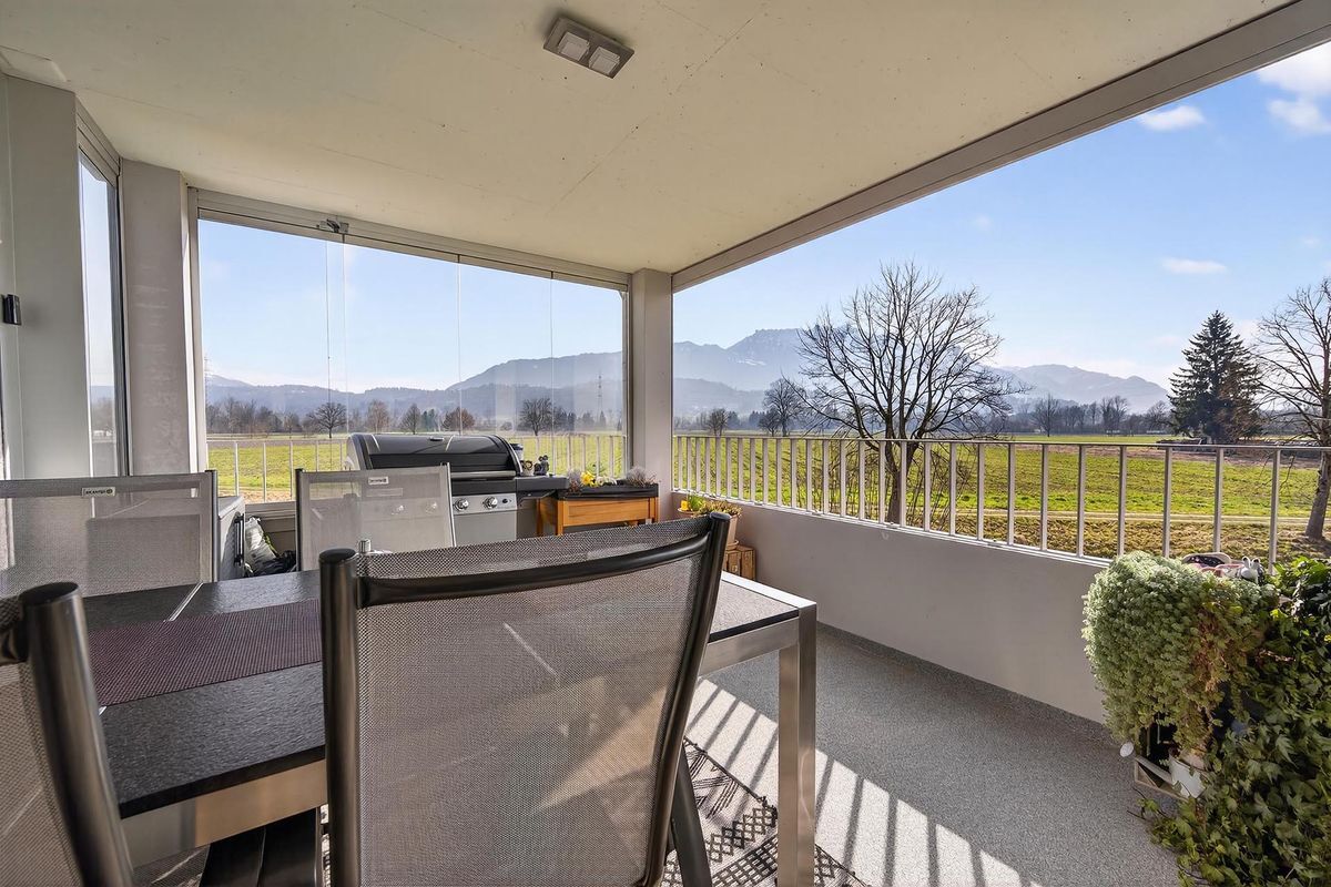 Grosser überdachter Balkon und freiem Blick auf die Landschaft.