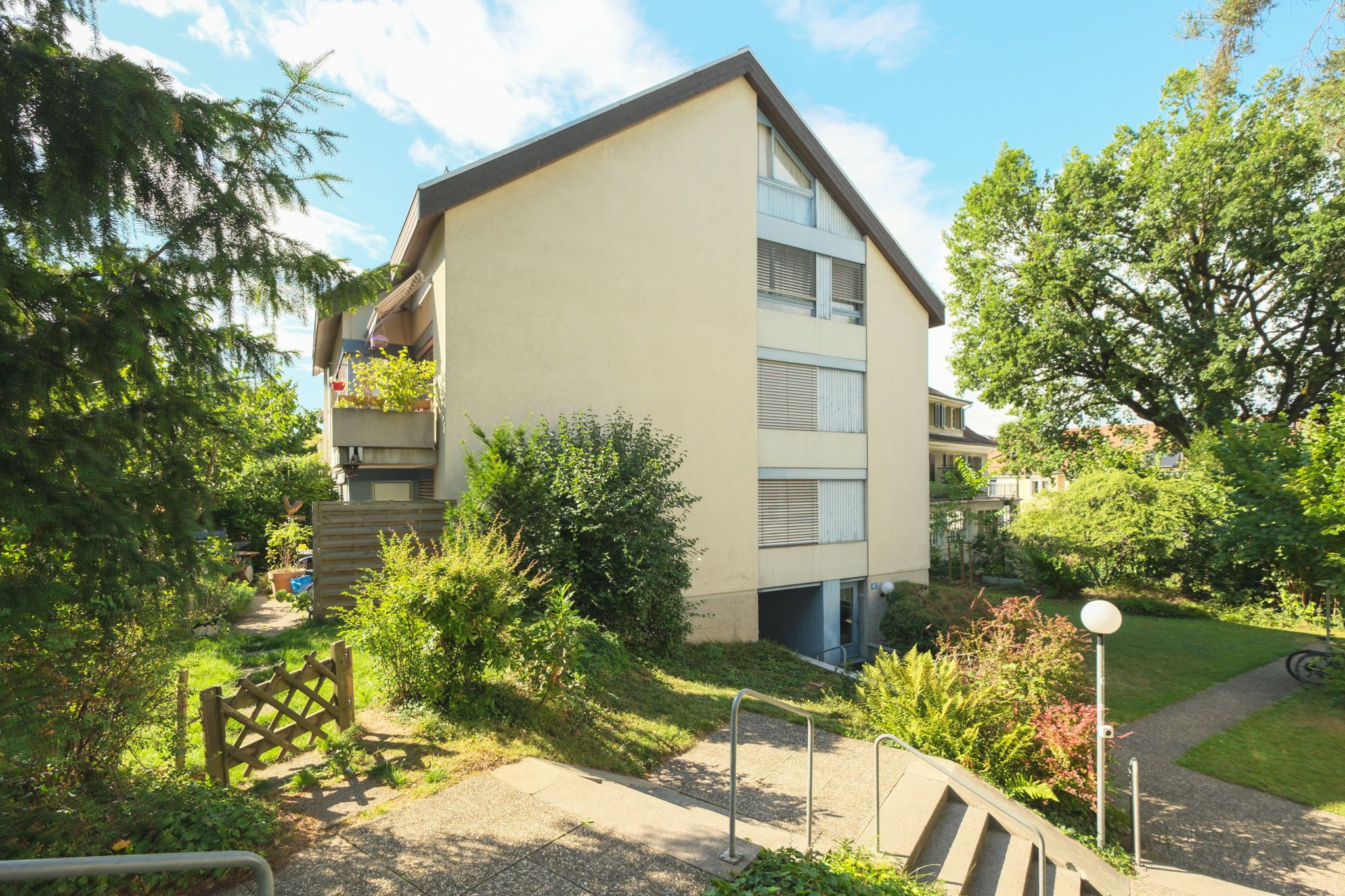 Ostfassade Nr. 45 - Eingang - Fürstensteinerstrasse - Garten Innenseite 