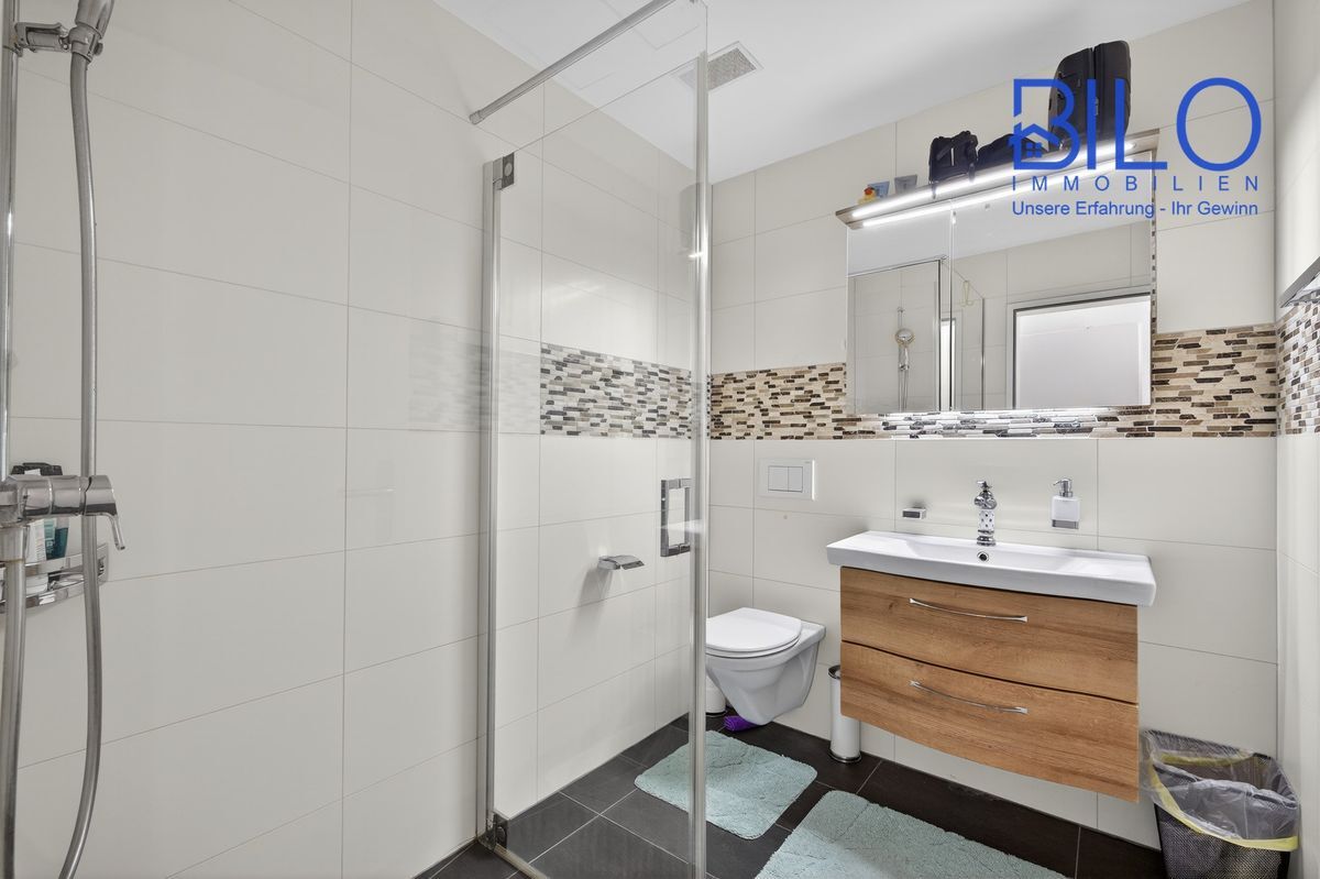 Modernes Duschbad mit grosser Dusche, WC und praktischer Waschtischanlage. Modernes Duschbad mit grosser Dusche, WC und praktischer Waschtischanlage.