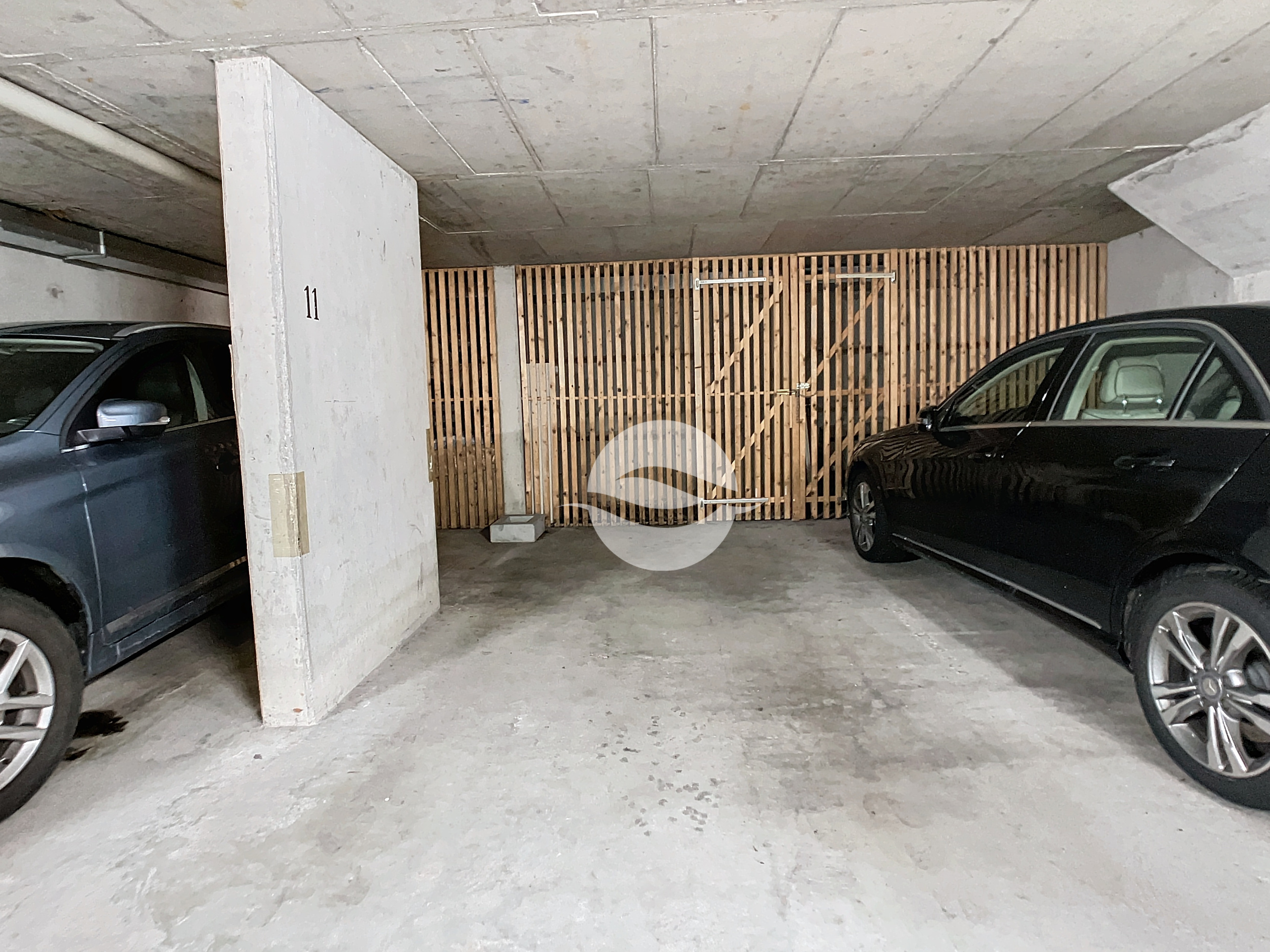 1 place dans le garage avec cave au fond