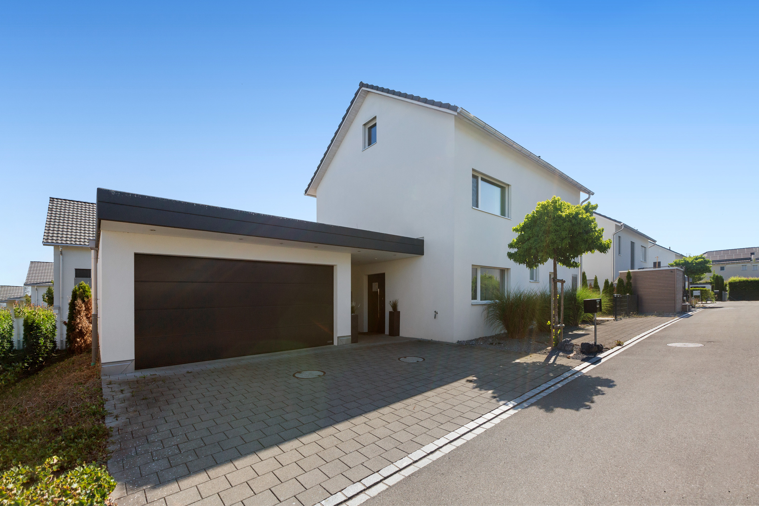 Modernes Einfamilienhaus mit stilvoller Architektur und grosszügiger Doppelgarage.