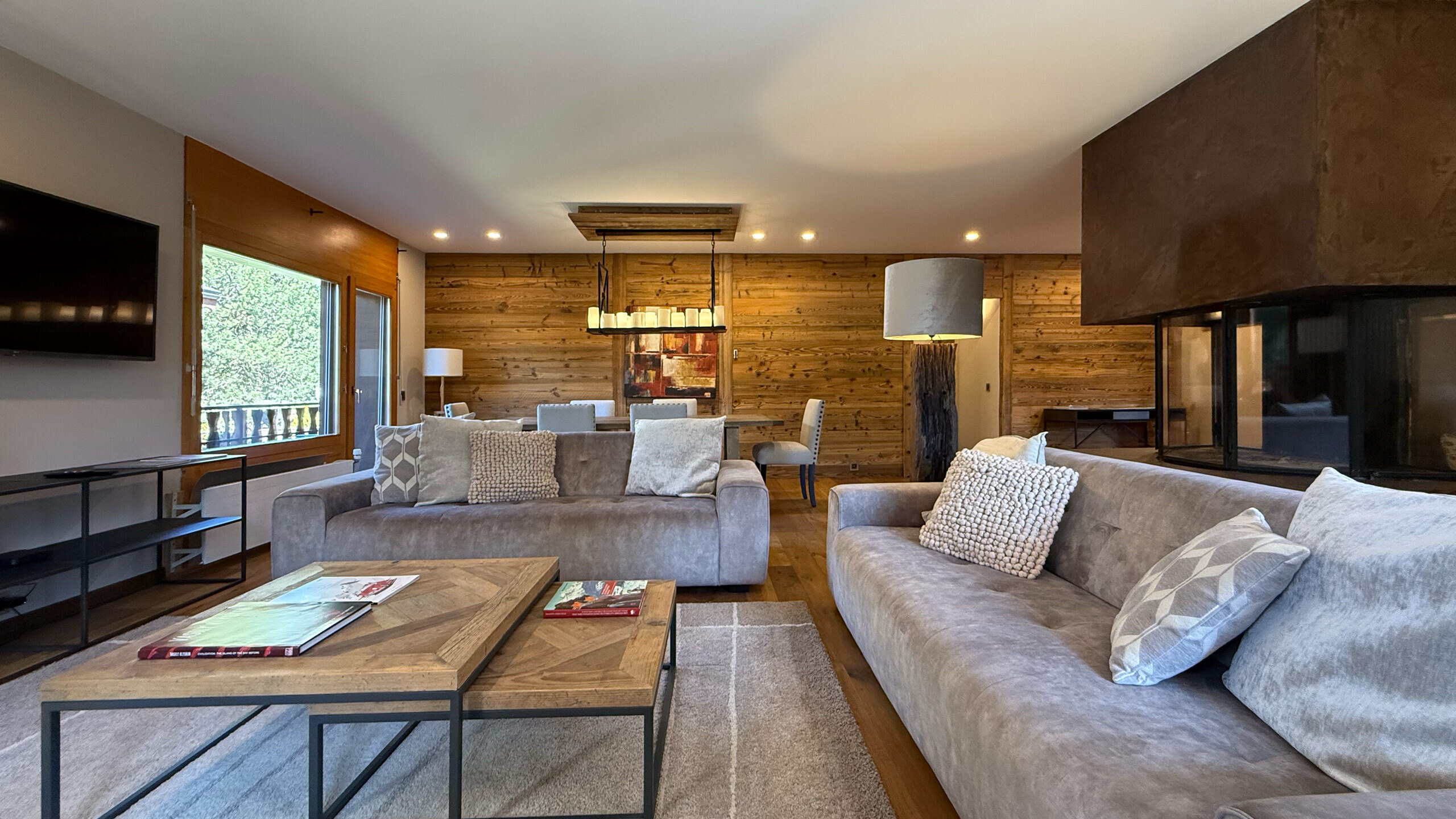 Living room - Sitting area (View 2)