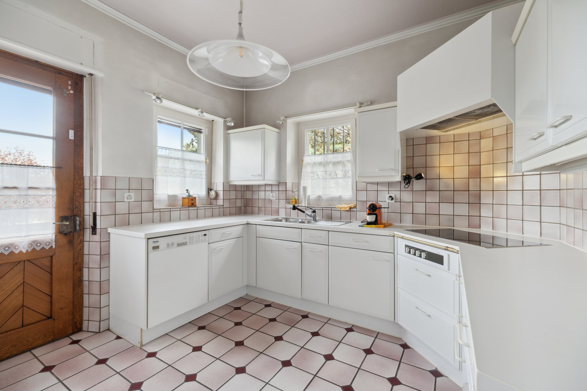 Geschlossene Küche mit Durchreiche