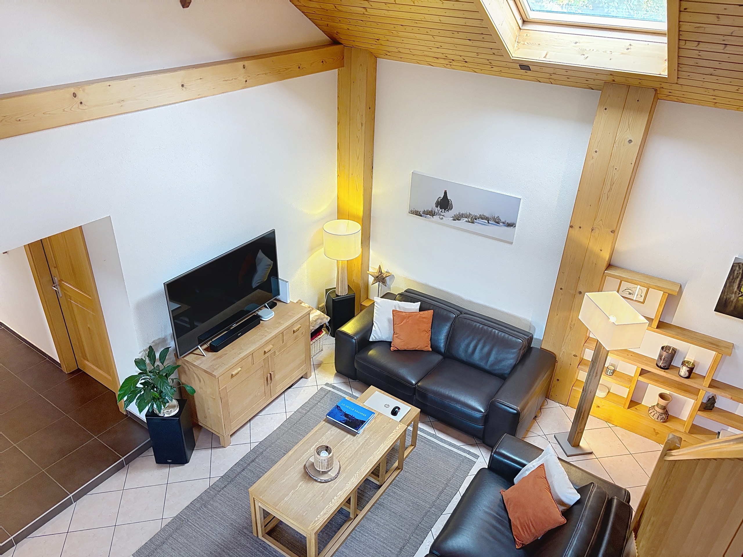 Vue depuis la mezzanine sur le salon du 4.5 pces Vue depuis la mezzanine sur le salon du 4.5 pces