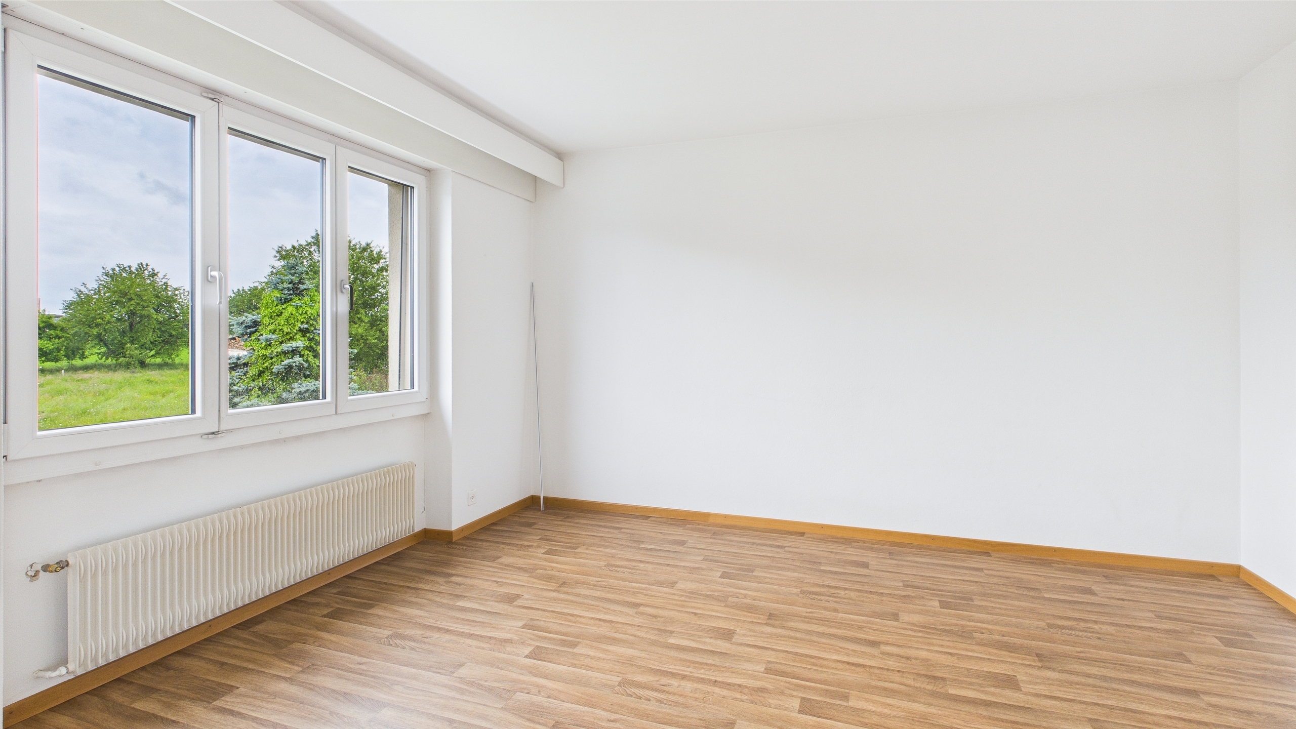 Zimmer mit Wandschrank 