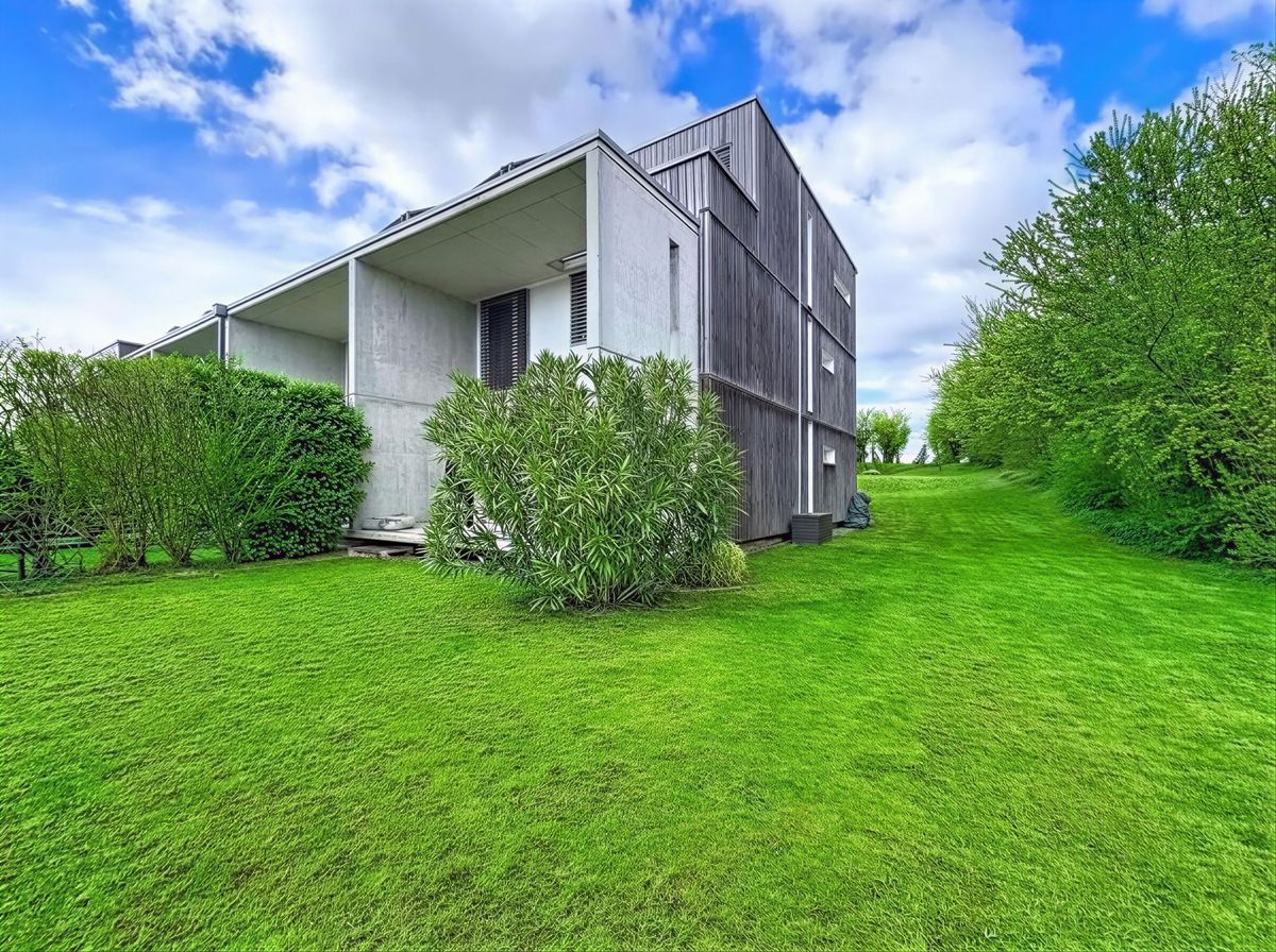 Vue extérieure de la villa entourée de verdure