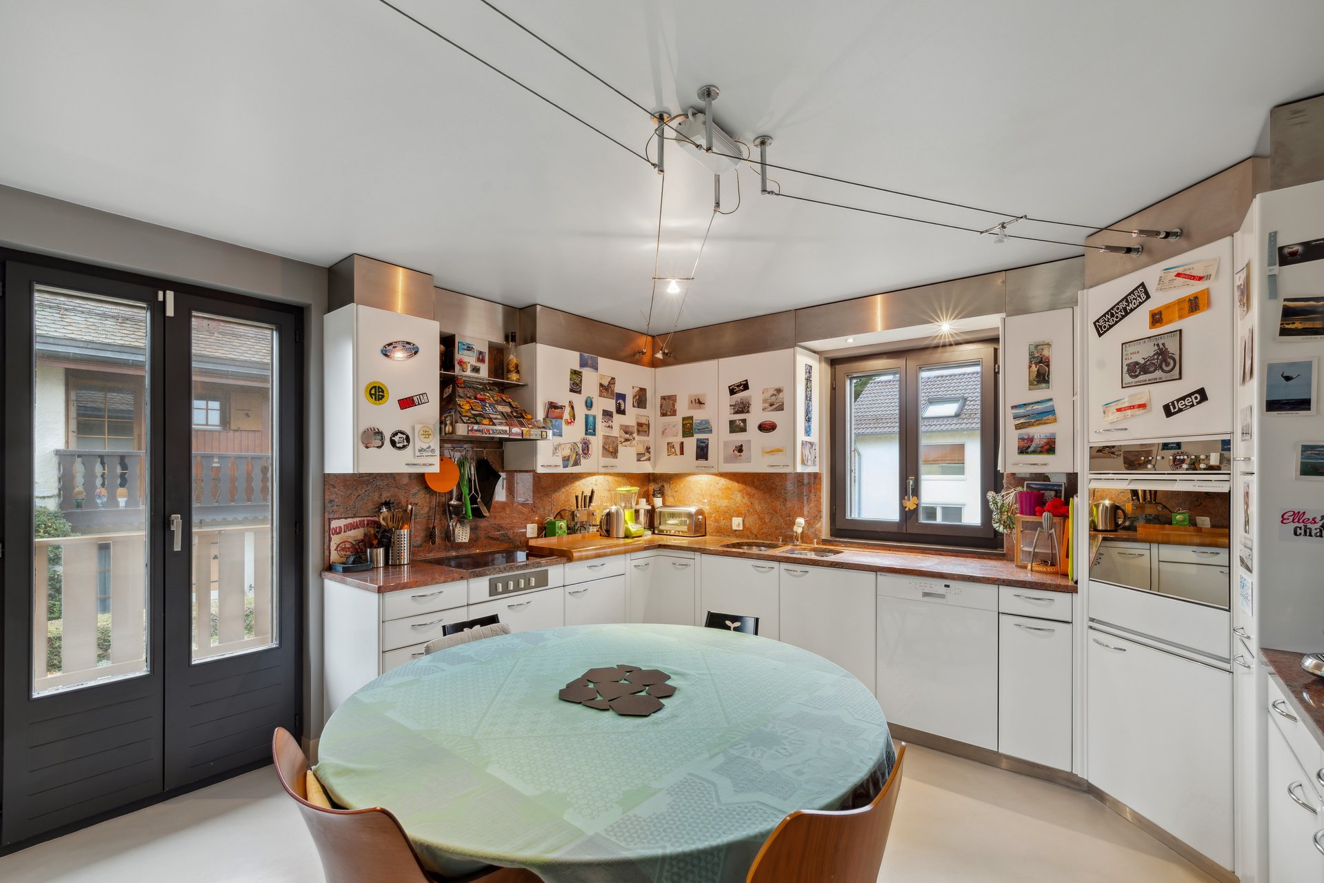 Cuisine toute équipée avec accès balcon