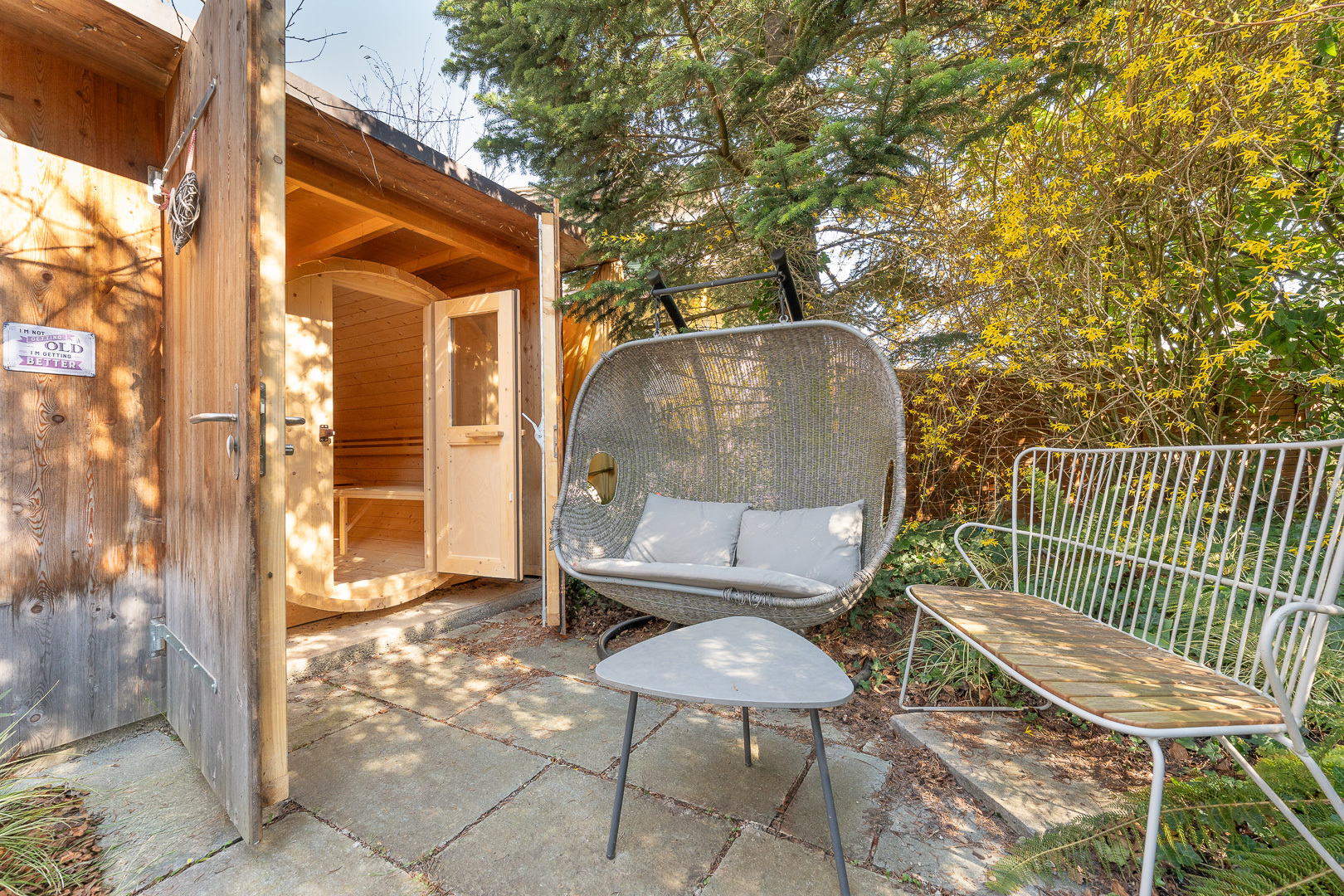 Gartensitzplatz mit Sauna 
