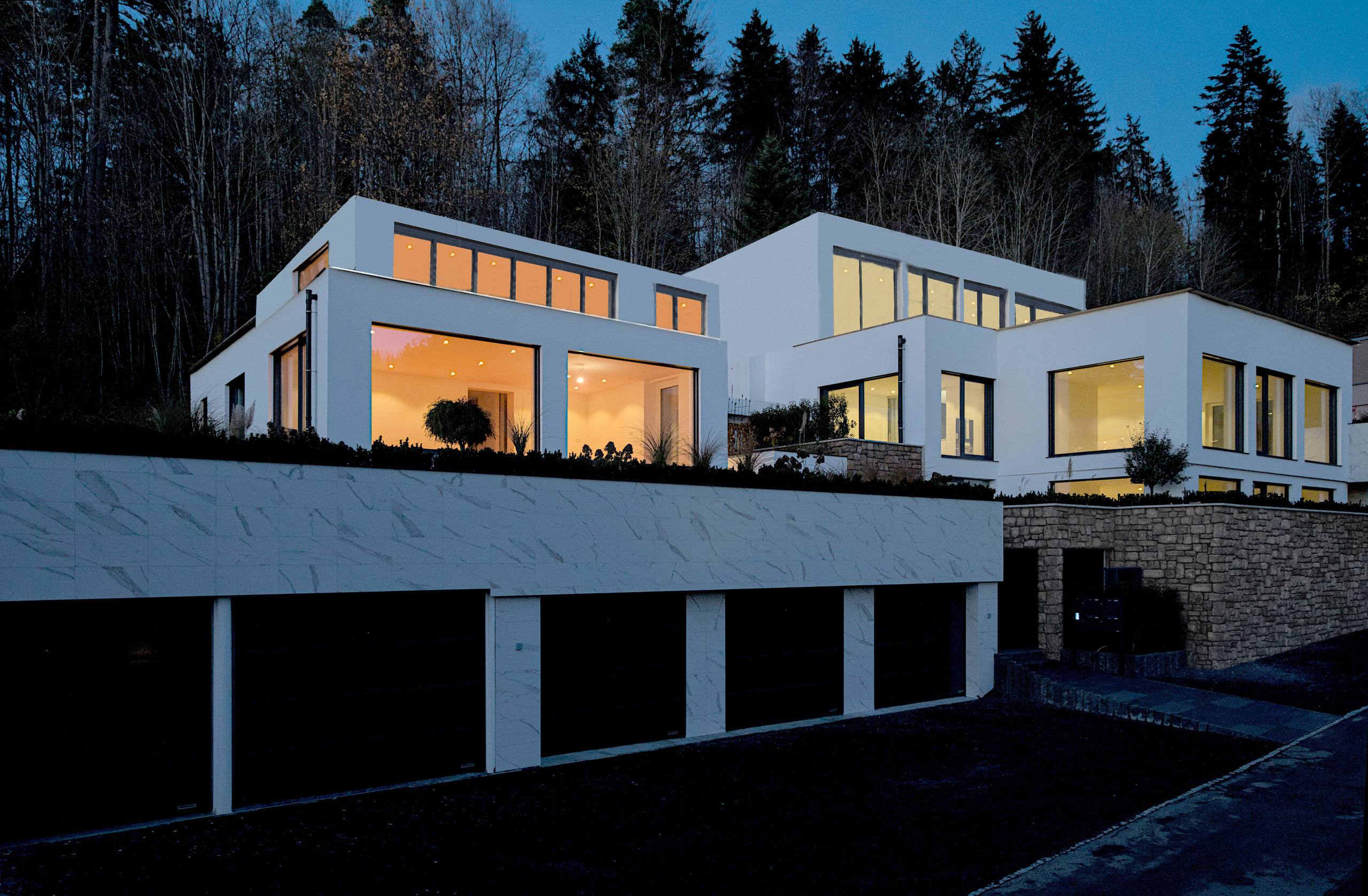 Die beiden Penthäuser vollenden die bezaubernde Waldrain Residenz glanzvoll. Die beiden Penthäuser vollenden die bezaubernde Waldrain Residenz glanzvoll.