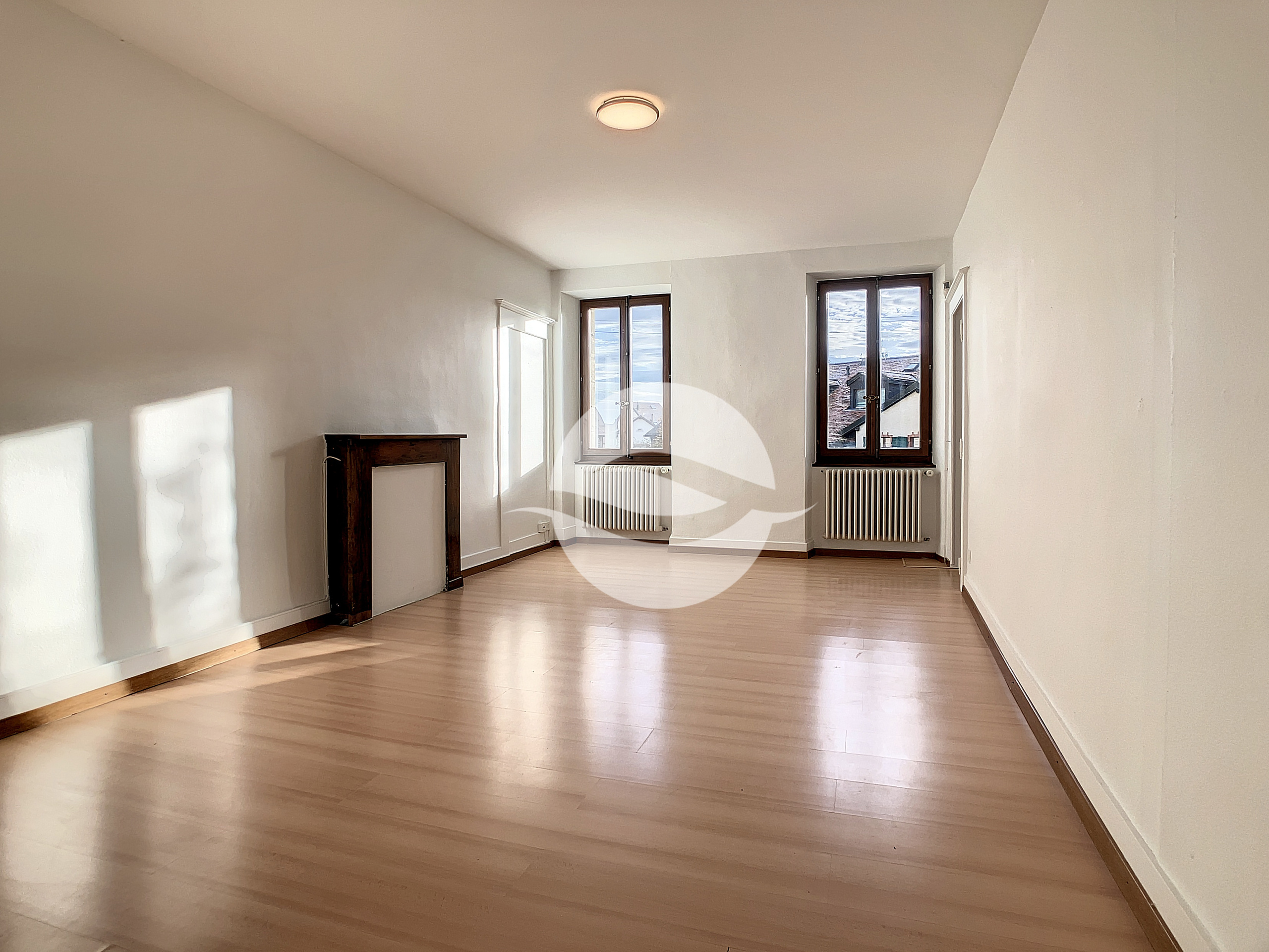 1er: 1ère chambre avec cheminée décorative et coin dressing