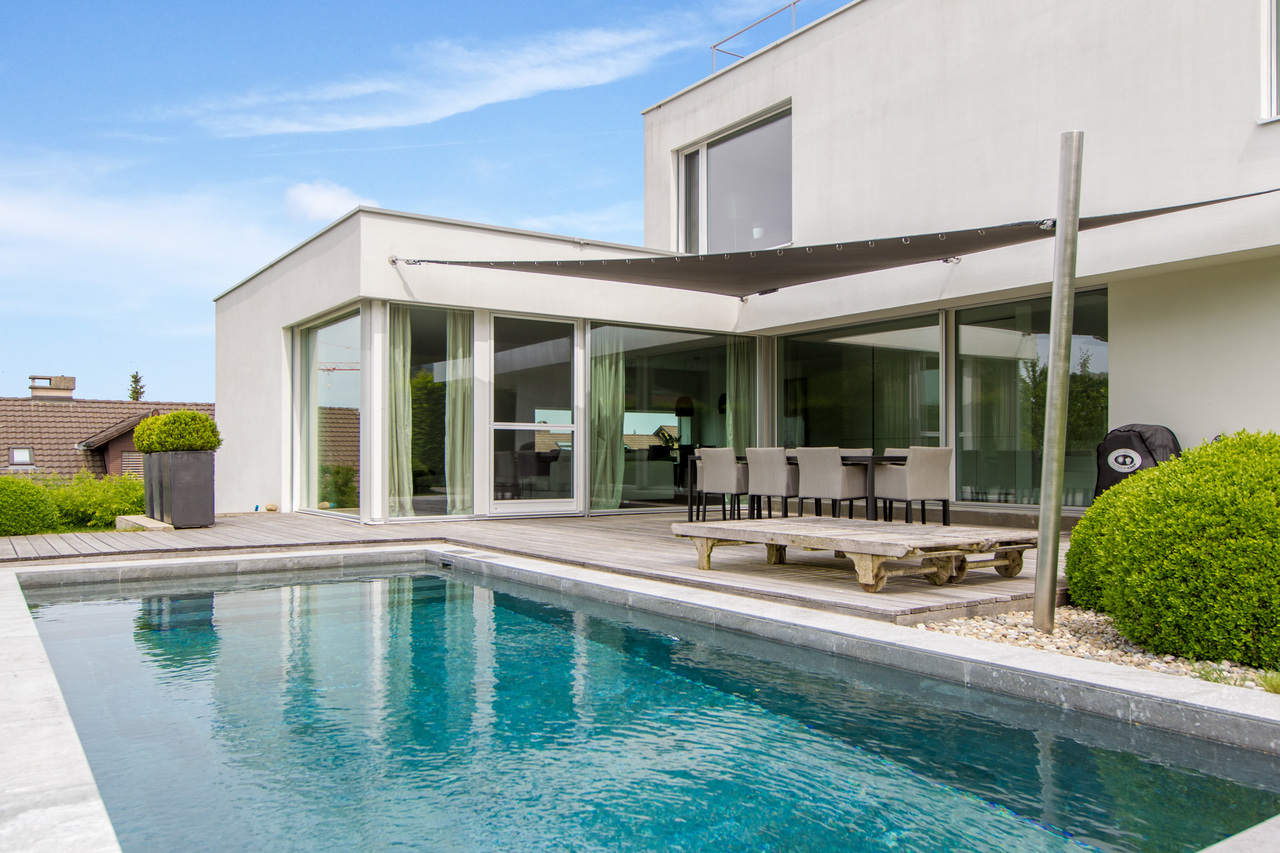 Für die sonnige Sommertage gibt ein hochwertigen Natursteinpool. Für die sonnige Sommertage gibt ein hochwertigen Natursteinpool.