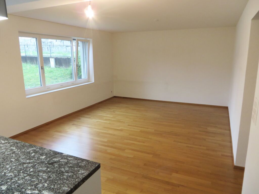 Helles Wohnzimmer mit Blick auf Garten und Innenhof Helles Wohnzimmer mit Blick auf Garten und Innenhof