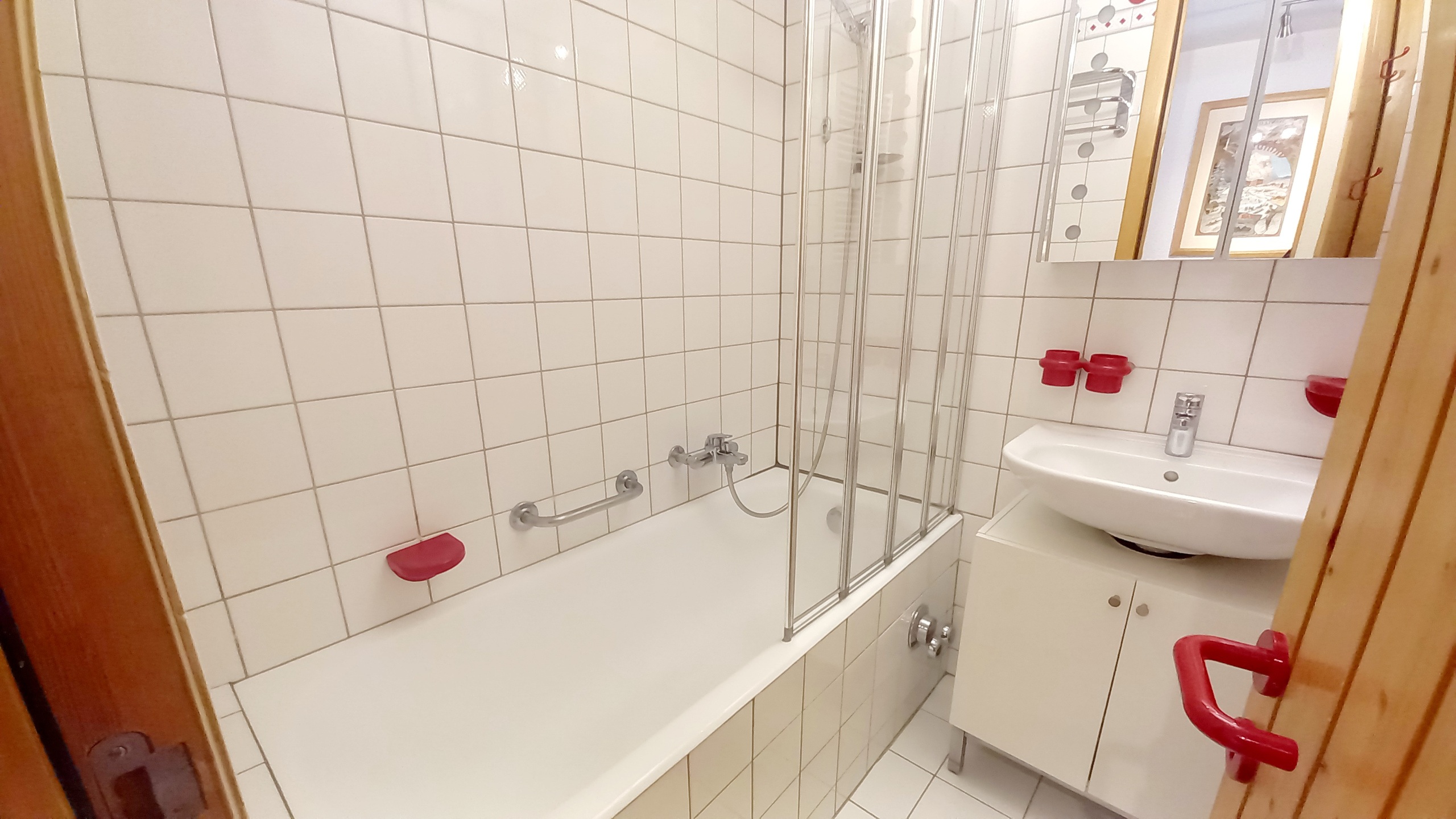 Salle d'eau avec baignoire et lavabo  Salle d'eau avec baignoire et lavabo