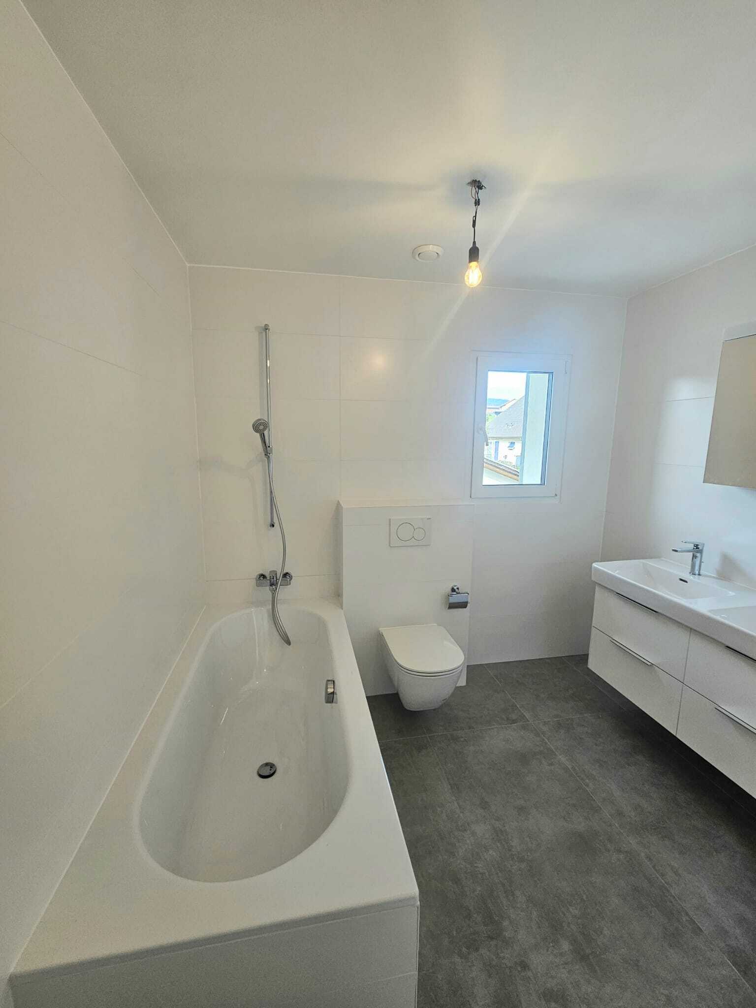 Salle de bains étage avec branchement pour colonne de lavage