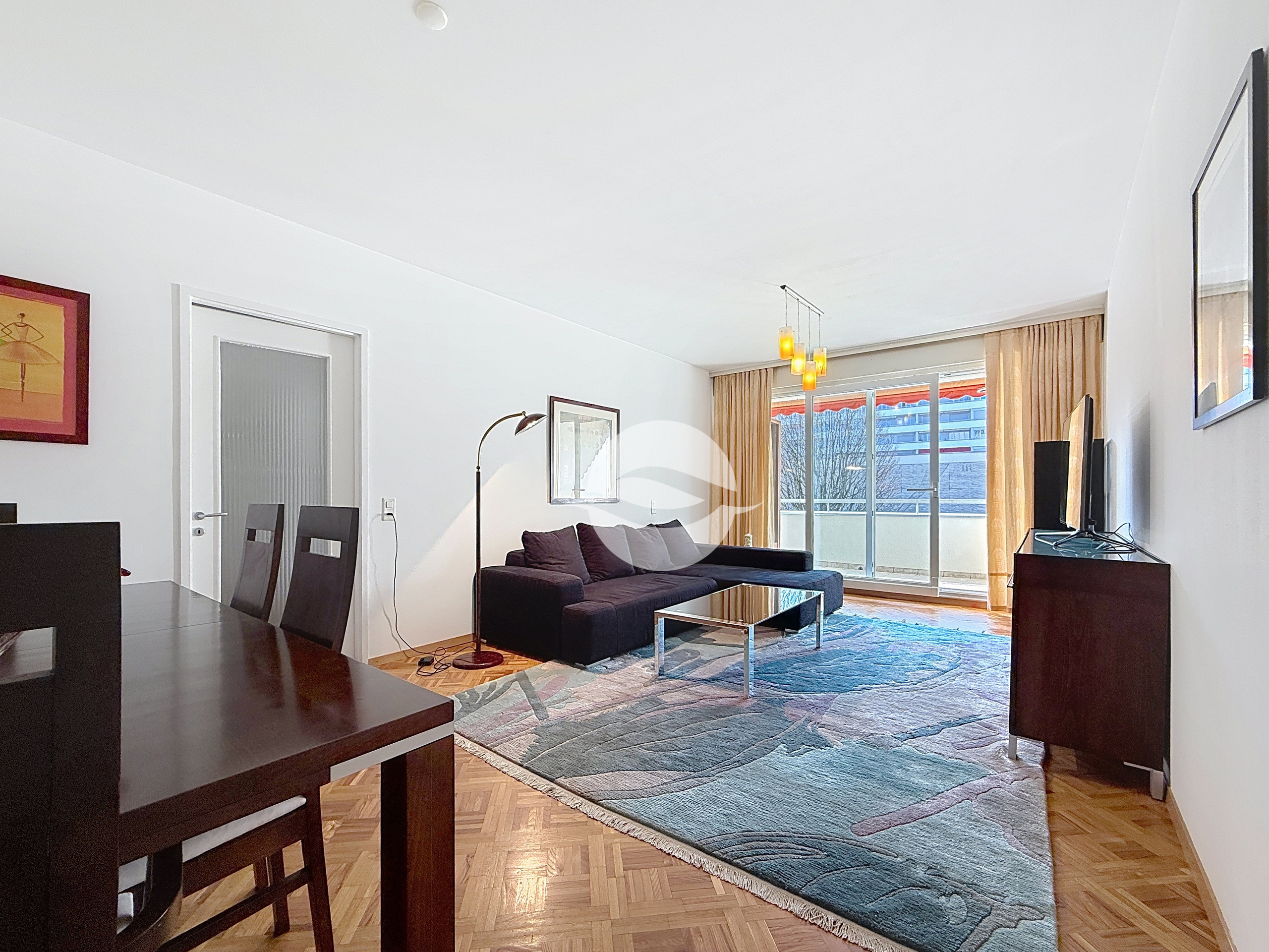 Pièce de vie avec accès au balcon