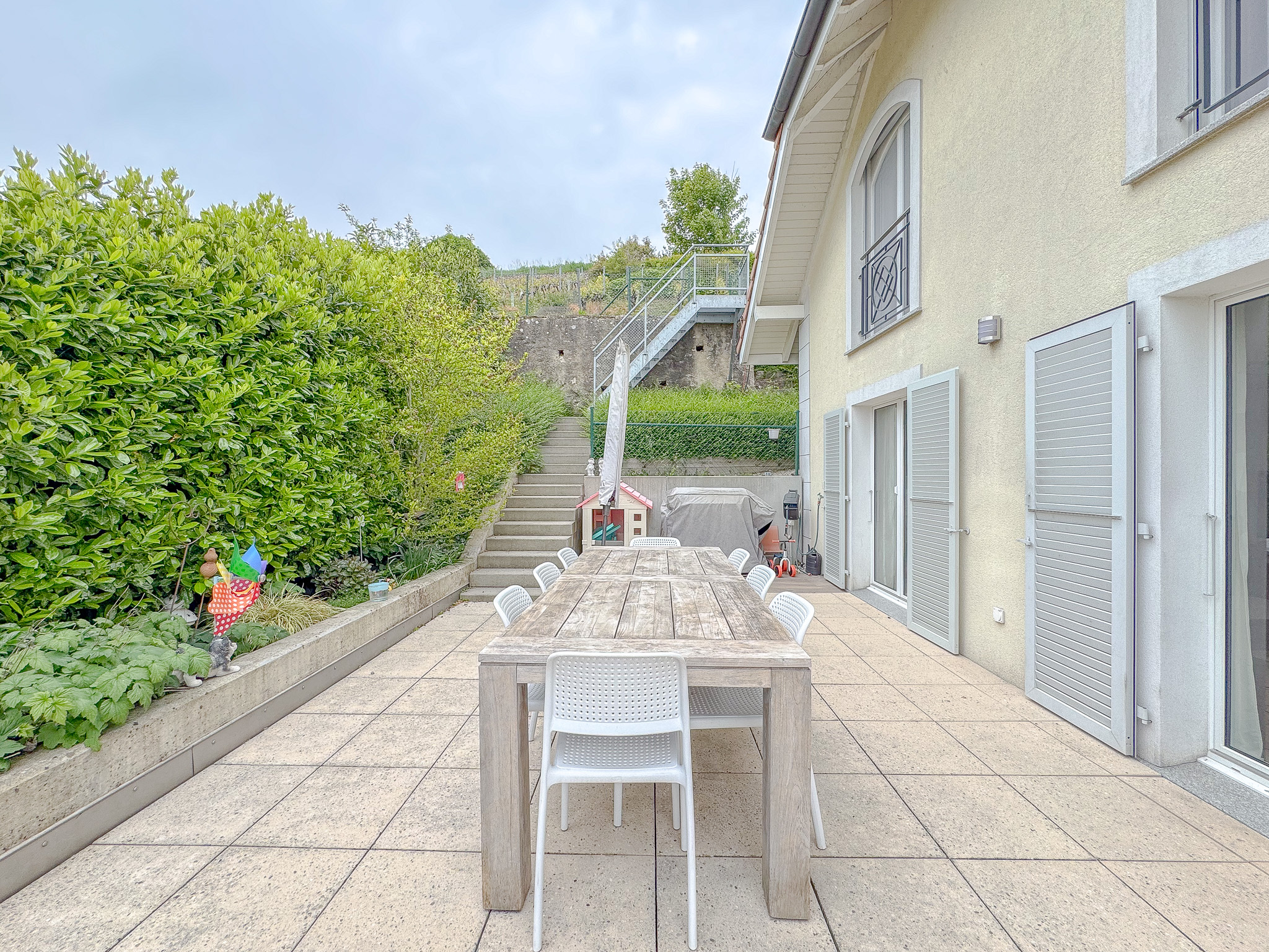 Terrasse orientée Sud-Ouest au rez supérieur, accès aux vignes et à la 2ème terrasse Terrasse orientée Sud-Ouest au rez supérieur, accès aux vignes et à la 2ème terrasse