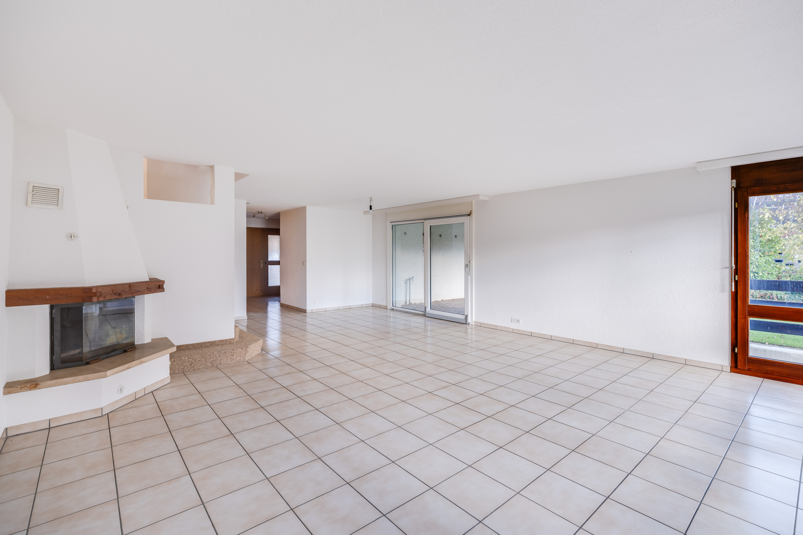 CHEMINÉE UND SEITENAUSGANG ZU DOPPELGARAGE