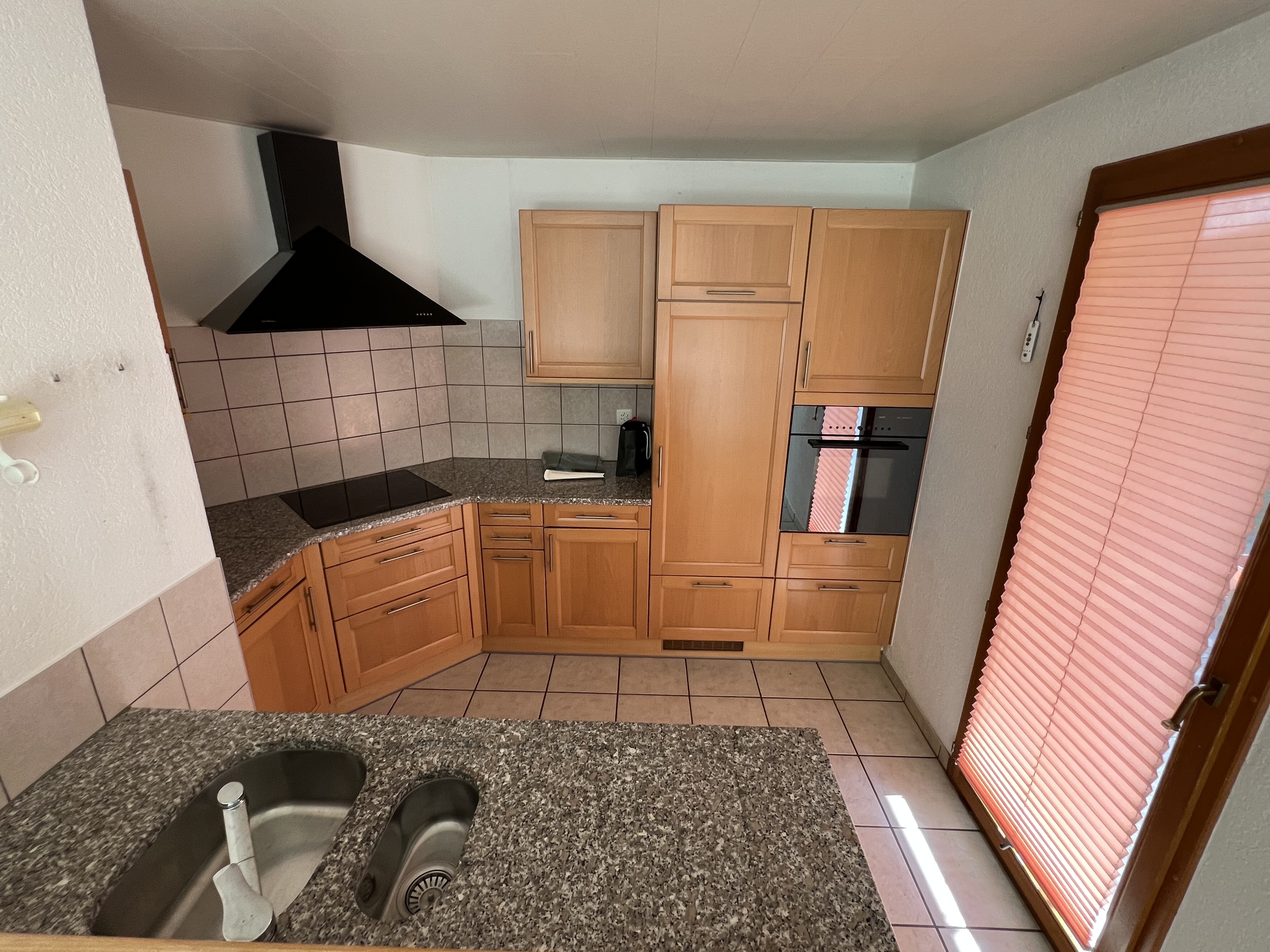 Cucina a vista sul soggiorno e con accesso diretto alla terrazza