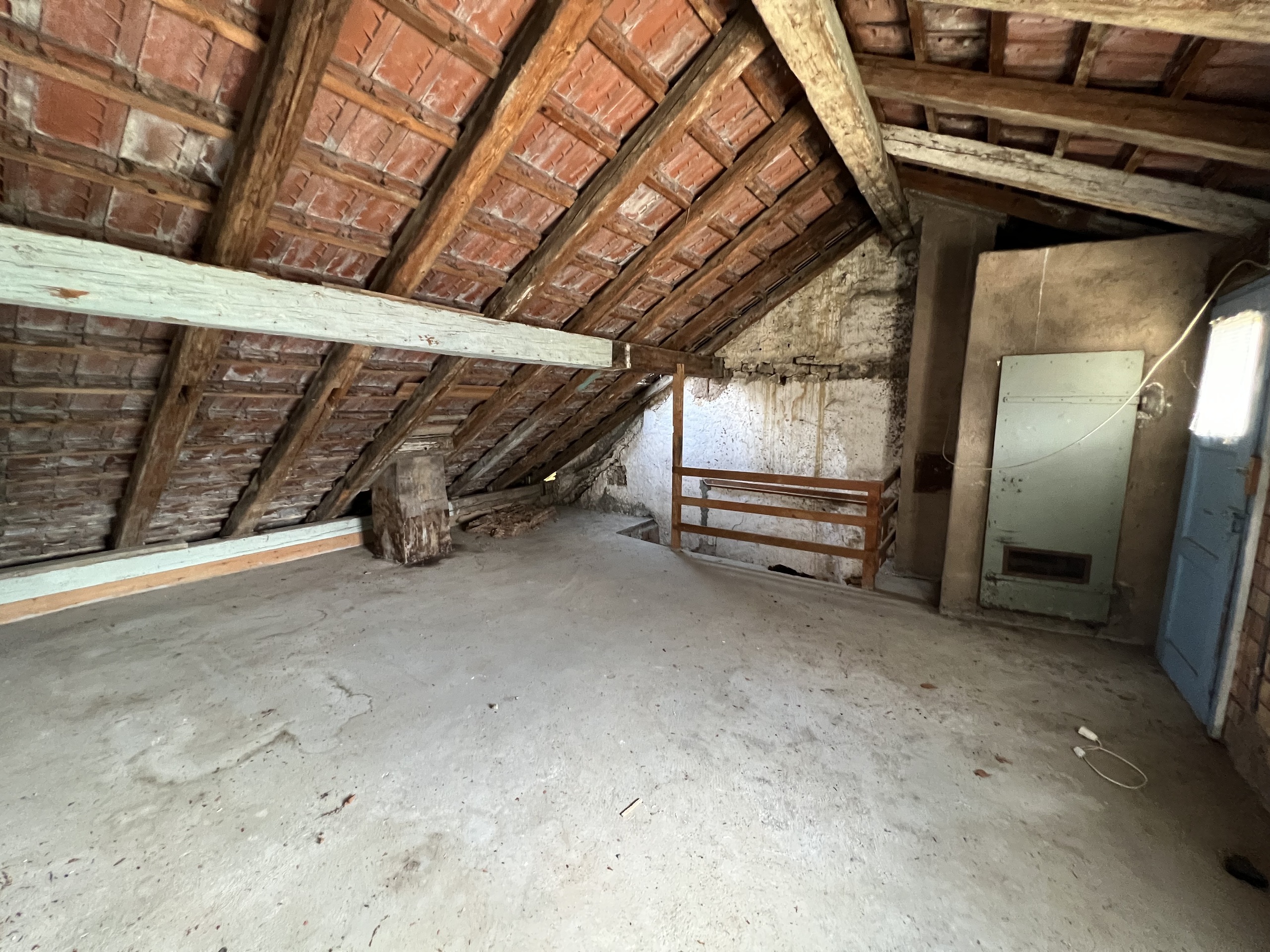 Dachboden, der in ein Zimmer umgewandelt werden kann Dachboden, der in ein Zimmer umgewandelt werden kann