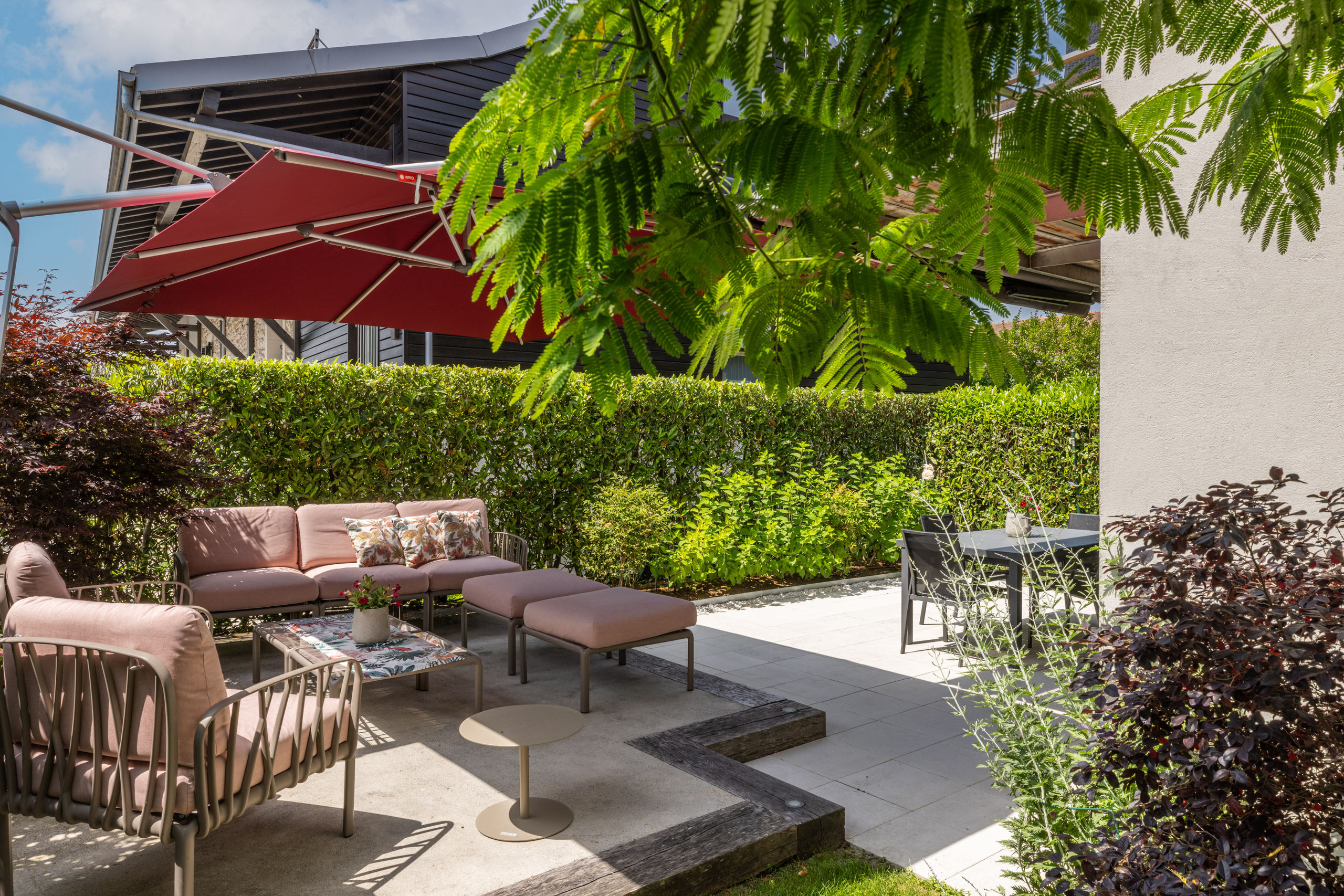 Coin lounge avec podium illuminé