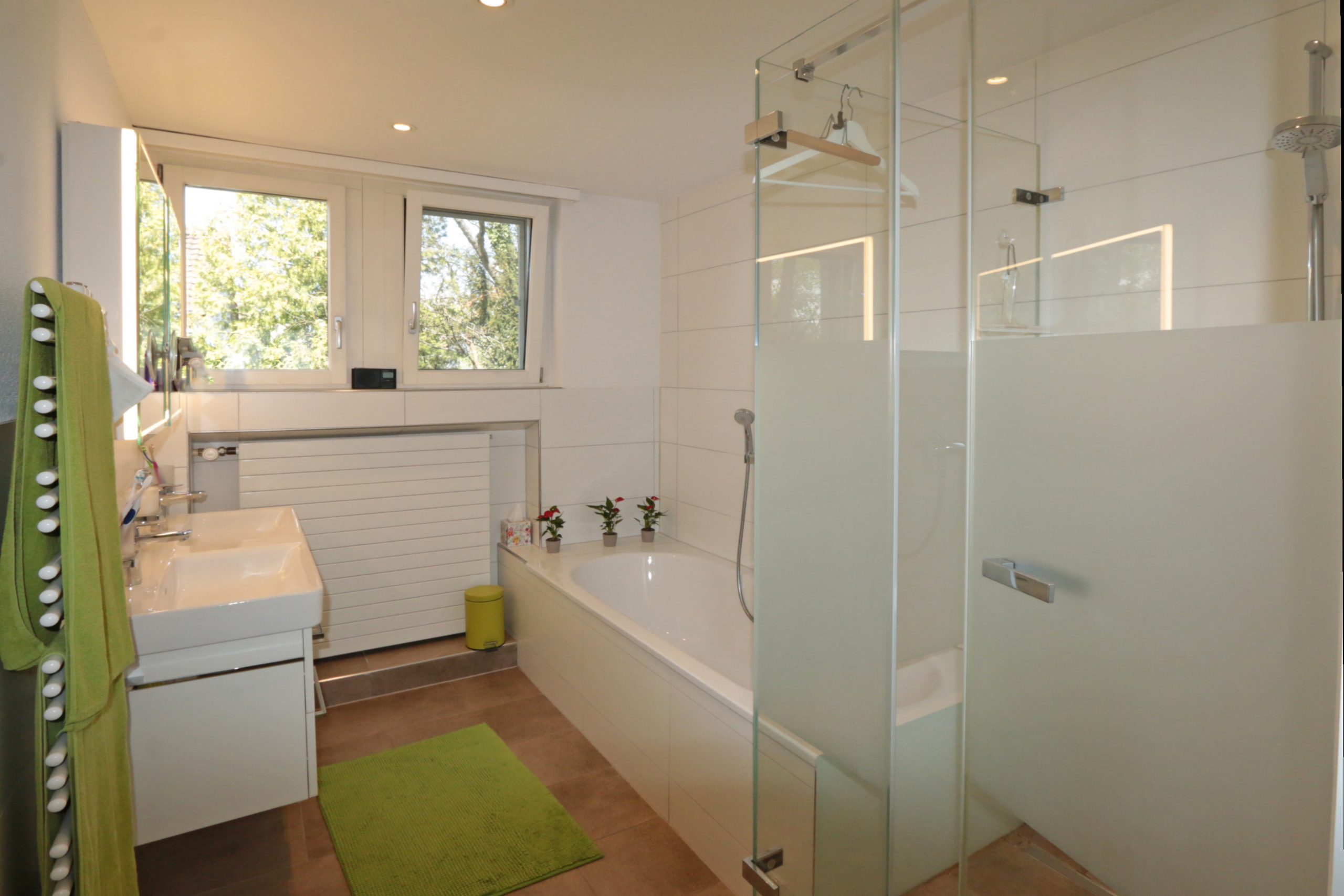 Hauptbad mit Badewanne und Dusche Hauptbad mit Badewanne und Dusche